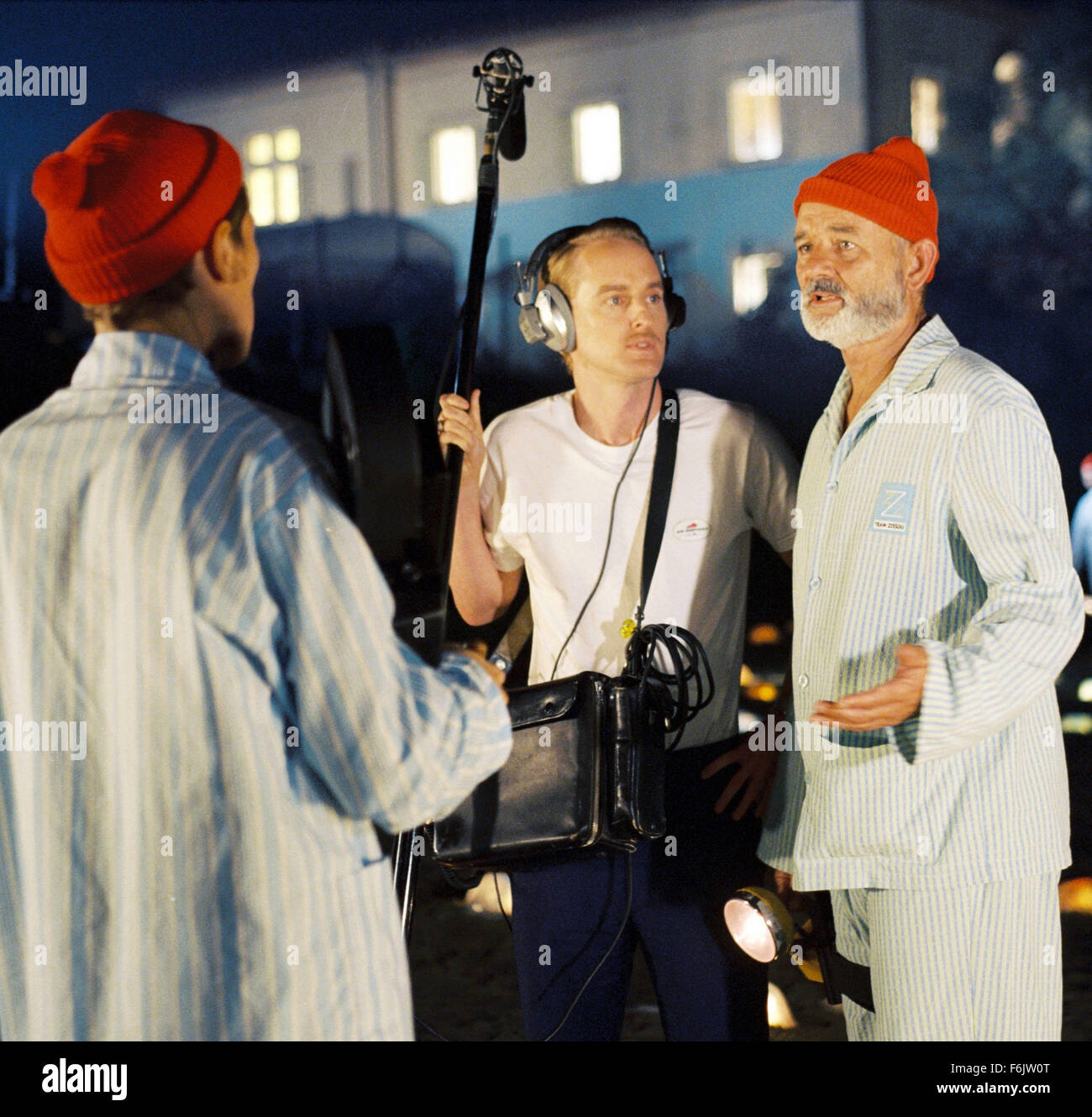 DATE DE SORTIE : Décembre 25, 2004. Titre du film : The Life Aquatic with Steve Zissou. STUDIO : Touchstone Pictures. Résumé : lorsque son partenaire est tué par le mystérieux et peut-être même inexistantes, Steve Zissou Requin Jaguar et son équipe de l'équipe Zissou part pour une expédition de chasse vers le bas de la créature. Avec son ex-épouse, une belle journaliste et un co-pilote qui pourrait être le fils de Zissou, l'équipage part pour une expédition sauvage. Sur la photo : BILL MURRAY comme Steve Zissou. Banque D'Images