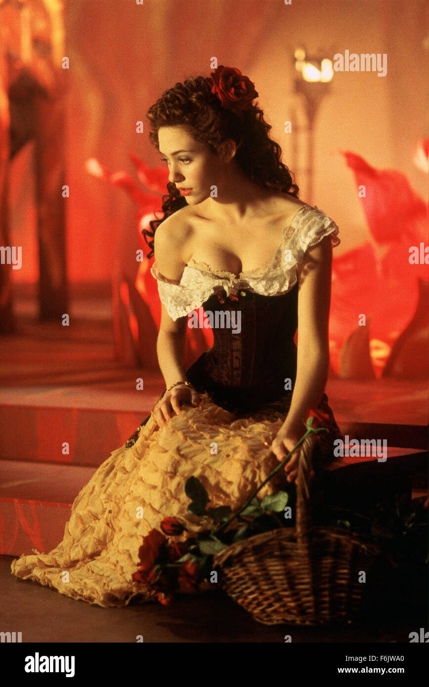 DATE DE SORTIE : Janvier 21, 2005. Titre du film : Le Fantôme de l'Opéra. STUDIO : Odyssey Entertainment. PLOT : déformé depuis la naissance, un homme amer connu seulement comme le fantôme vit dans les égouts sous l'Opéra de Paris. Il tombe amoureux de l'obscur refrain la chanteuse, et ses tuteurs privés tout en terrorisant le reste de l'opéra et exigeant, étant donné le rôle de Christine être. Les choses empirent quand Christine se réunit de nouveau avec son enfance connaissance Raoul et les deux tombent amoureux. Le Fantôme décide d'enlever et emprisonner avec lui dans son antre. Raoul est maintenant le sur Banque D'Images