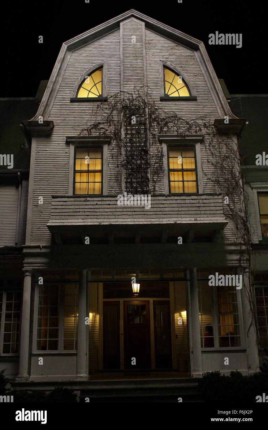 DATE DE SORTIE : 15 avril 2005 TITRE DU FILM : the guilty STUDIO : MGM RÉSUMÉ : George et Kathy Lutz et ses trois enfants emménagent dans une maison qui a été le lieu d'un meurtre horrible d'un an avant. Ils décident de garder la maison et essayer de maintenir l'horreur dans le passé. C'est jusqu'à ce que, George commence à se comporter bizarrement et leur fille, Chelsea commence à voir des gens. Ce qui suit est de 28 jours de terreur pour la famille. Réalisé par Andrew Douglas. Sur la photo : la chambre. (Crédit Image : c MGM/photos) Banque D'Images