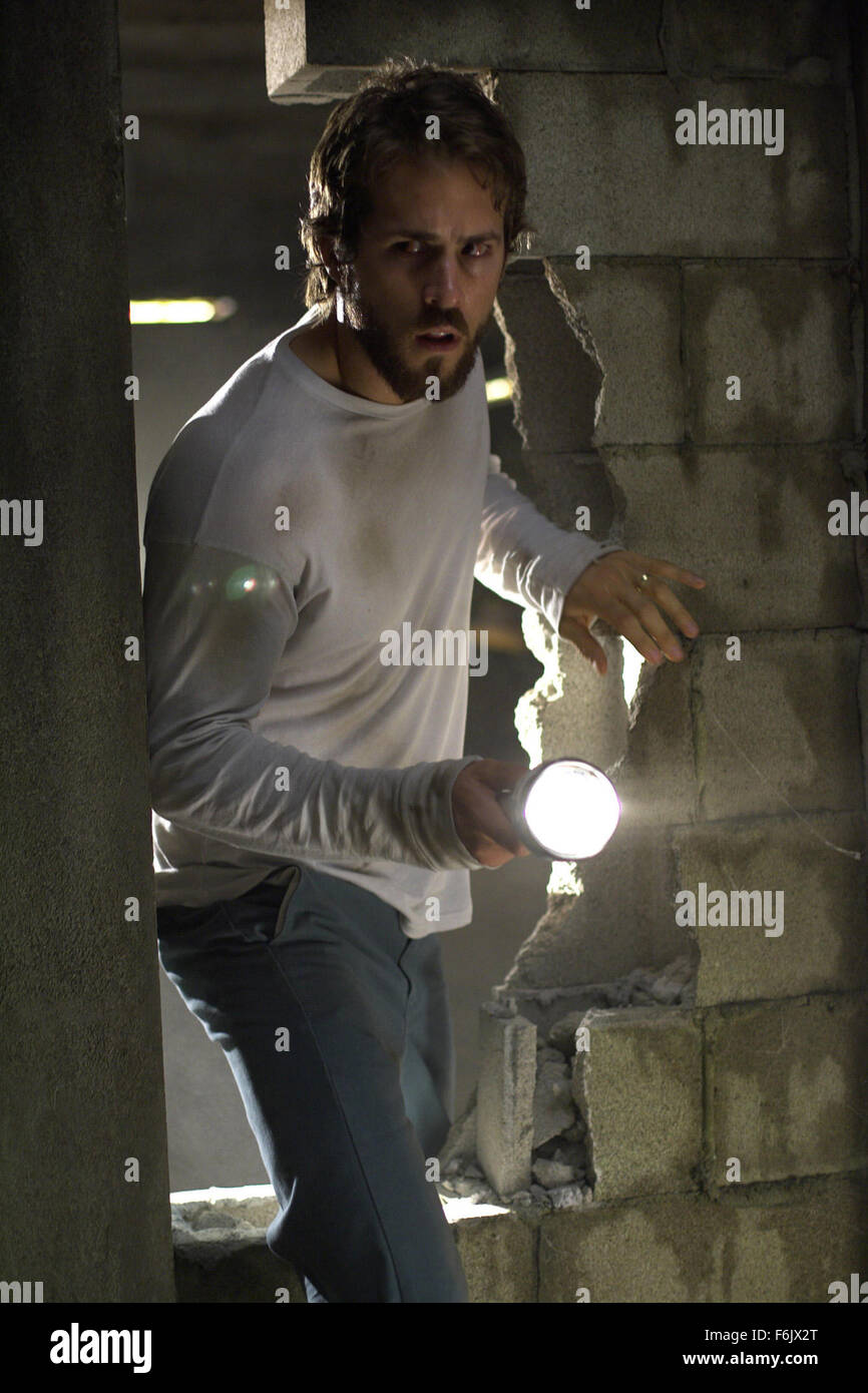 DATE DE SORTIE : 15 avril 2005 TITRE DU FILM : the guilty STUDIO : MGM RÉSUMÉ : George et Kathy Lutz et ses trois enfants emménagent dans une maison qui a été le lieu d'un meurtre horrible d'un an avant. Ils décident de garder la maison et essayer de maintenir l'horreur dans le passé. C'est jusqu'à ce que, George commence à se comporter bizarrement et leur fille, Chelsea commence à voir des gens. Ce qui suit est de 28 jours de terreur pour la famille. Réalisé par Andrew Douglas. Sur la photo : RYAN REYNOLDS comme George Lutz. (Crédit Image : c MGM/photos) Banque D'Images