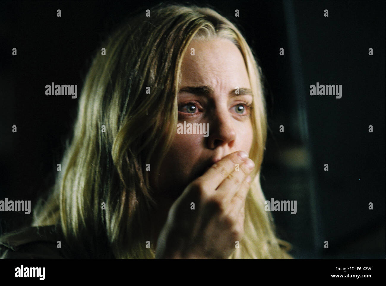 DATE DE SORTIE : 15 avril 2005 TITRE DU FILM : the guilty STUDIO : MGM RÉSUMÉ : George et Kathy Lutz et ses trois enfants emménagent dans une maison qui a été le lieu d'un meurtre horrible d'un an avant. Ils décident de garder la maison et essayer de maintenir l'horreur dans le passé. C'est jusqu'à ce que, George commence à se comporter bizarrement et leur fille, Chelsea commence à voir des gens. Ce qui suit est de 28 jours de terreur pour la famille. Réalisé par Andrew Douglas. Sur la photo : MELISSA GEORGE comme Kathy Lutz. (Crédit Image : c MGM/photos) Banque D'Images