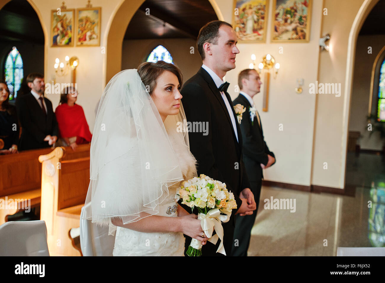 Couple de mariage chrétien à l\u0027église catholique Banque D