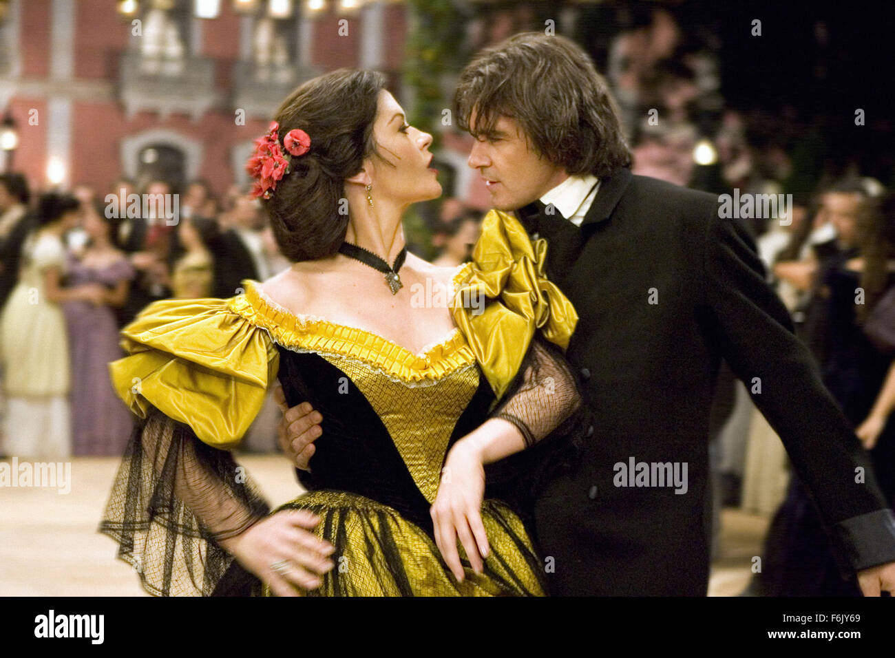 DATE DE SORTIE : Octobre 28, 2005 TITRE DE FILM : La Légende de Zorro STUDIO : Columbia Pictures PLOT : Le légendaire Zorro va au loin sur une autre aventure de protéger l'avenir de la Californie et de ses citoyens. Cette fois, il lutte contre les méchants avec l'aide de sa belle épouse, Elena, et leur jeune fils précoce, Joaquin. Alejandro De LaVega est déchiré entre deux mondes, sa vie comme Zorro et sa vie comme un homme de famille. Réalisé par Martin Campbell. Photo : CATHERINE ZETA-JONES comme Elena de La Vega et Antonio Banderas comme Don Alejandro de la Vega. (Crédit Image : c Columbia Pictures/Ente Banque D'Images