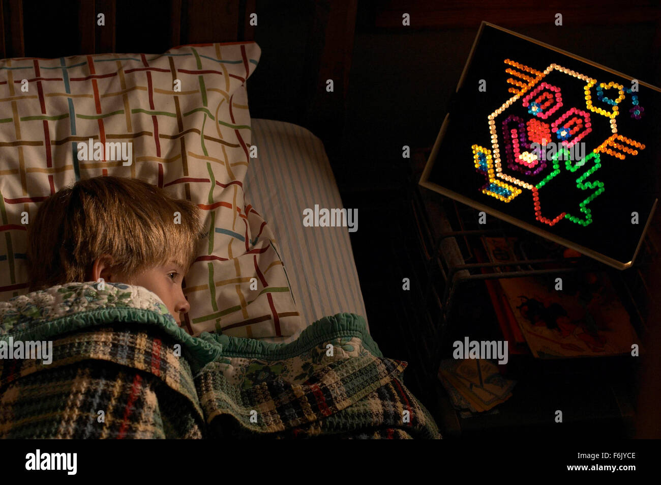 DATE DE SORTIE : 15 avril 2005 TITRE DU FILM : the guilty STUDIO : MGM RÉSUMÉ : George et Kathy Lutz et ses trois enfants emménagent dans une maison qui a été le lieu d'un meurtre horrible d'un an avant. Ils décident de garder la maison et essayer de maintenir l'horreur dans le passé. C'est jusqu'à ce que, George commence à se comporter bizarrement et leur fille, Chelsea commence à voir des gens. Ce qui suit est de 28 jours de terreur pour la famille. Réalisé par Andrew Douglas. Sur la photo : JIMMY BENNETT comme Michael Lutz. (Crédit Image : c MGM/photos) Banque D'Images