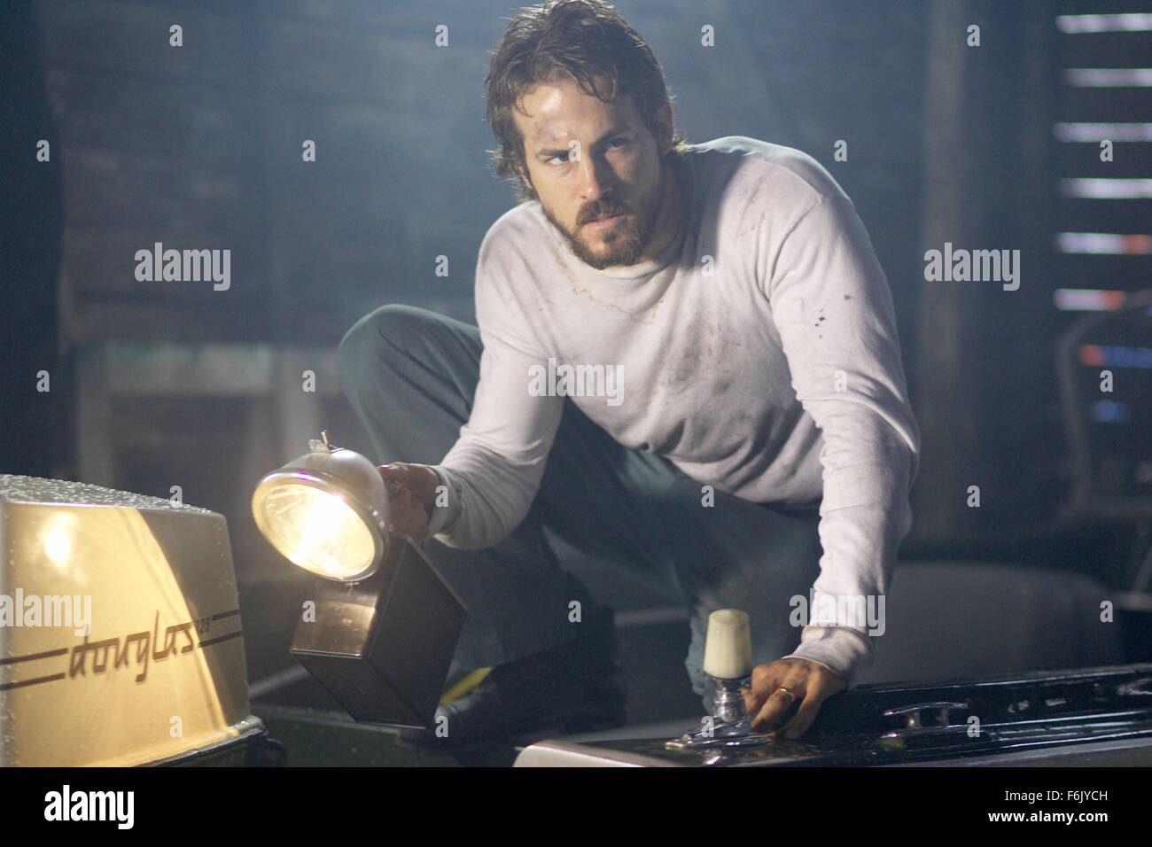 DATE DE SORTIE : 15 avril 2005 TITRE DU FILM : the guilty STUDIO : MGM RÉSUMÉ : George et Kathy Lutz et ses trois enfants emménagent dans une maison qui a été le lieu d'un meurtre horrible d'un an avant. Ils décident de garder la maison et essayer de maintenir l'horreur dans le passé. C'est jusqu'à ce que, George commence à se comporter bizarrement et leur fille, Chelsea commence à voir des gens. Ce qui suit est de 28 jours de terreur pour la famille. Réalisé par Andrew Douglas. Sur la photo : RYAN REYNOLDS comme George Lutz. (Crédit Image : c MGM/photos) Banque D'Images