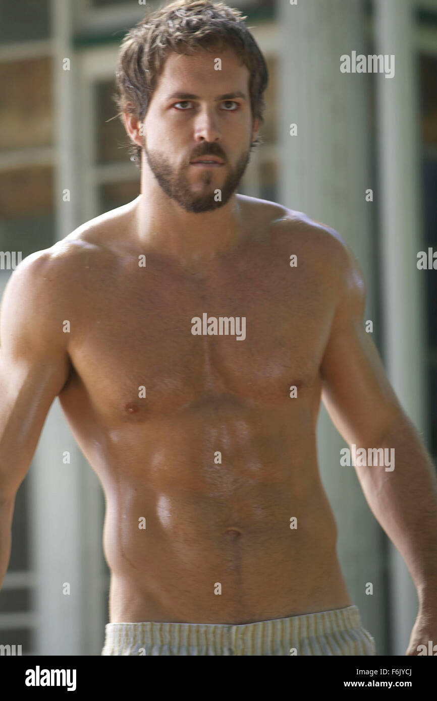 DATE DE SORTIE : 15 avril 2005 TITRE DU FILM : the guilty STUDIO : MGM RÉSUMÉ : George et Kathy Lutz et ses trois enfants emménagent dans une maison qui a été le lieu d'un meurtre horrible d'un an avant. Ils décident de garder la maison et essayer de maintenir l'horreur dans le passé. C'est jusqu'à ce que, George commence à se comporter bizarrement et leur fille, Chelsea commence à voir des gens. Ce qui suit est de 28 jours de terreur pour la famille. Réalisé par Andrew Douglas. Sur la photo : RYAN REYNOLDS comme George Lutz. (Crédit Image : c MGM/photos) Banque D'Images