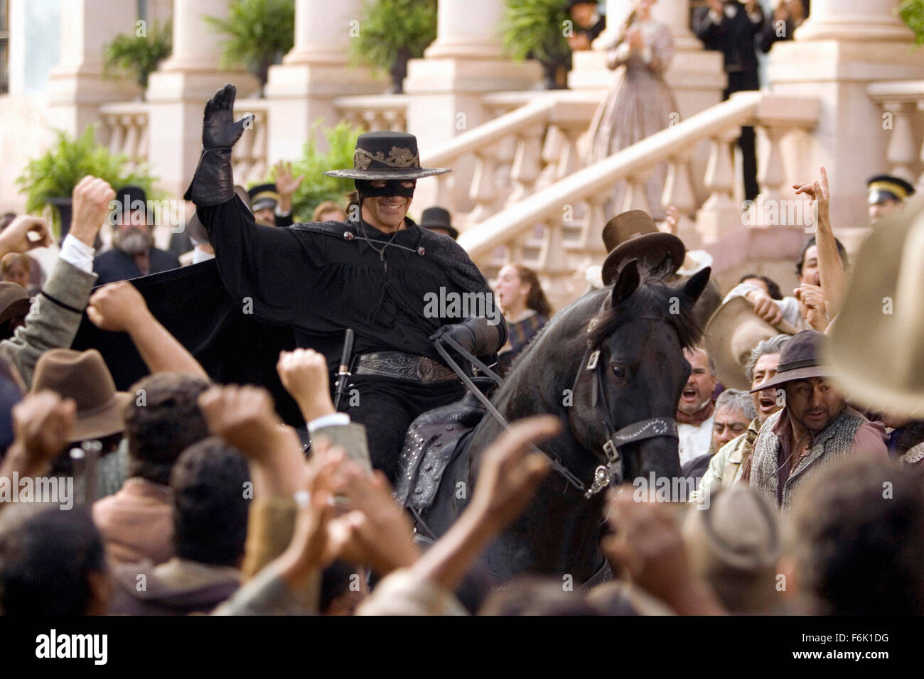DATE DE SORTIE : Octobre 28, 2005 TITRE DE FILM : La Légende de Zorro STUDIO : Columbia Pictures PLOT : Le légendaire Zorro va au loin sur une autre aventure de protéger l'avenir de la Californie et de ses citoyens. Cette fois, il lutte contre les méchants avec l'aide de sa belle épouse, Elena, et leur jeune fils précoce, Joaquin. Alejandro De LaVega est déchiré entre deux mondes, sa vie comme Zorro et sa vie comme un homme de famille. Réalisé par Martin Campbell. Photo : Antonio Banderas comme Zorro. (Crédit Image : c Columbia Pictures/photos) Banque D'Images