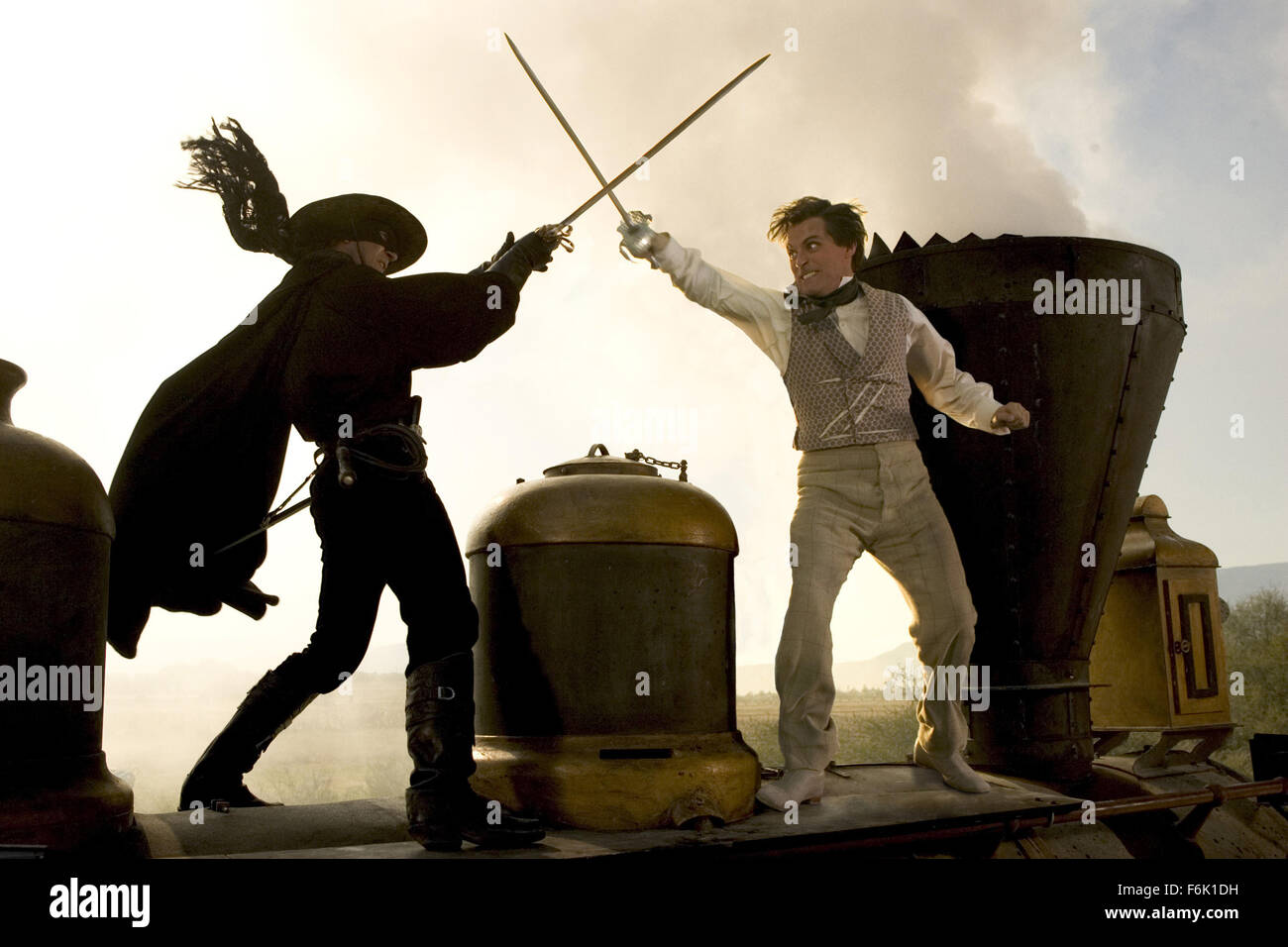 DATE DE SORTIE : Octobre 28, 2005 TITRE DE FILM : La Légende de Zorro STUDIO : Columbia Pictures PLOT : Le légendaire Zorro va au loin sur une autre aventure de protéger l'avenir de la Californie et de ses citoyens. Cette fois, il lutte contre les méchants avec l'aide de sa belle épouse, Elena, et leur jeune fils précoce, Joaquin. Alejandro De LaVega est déchiré entre deux mondes, sa vie comme Zorro et sa vie comme un homme de famille. Réalisé par Martin Campbell. Photo : Antonio Banderas comme Zorro. (Crédit Image : c Columbia Pictures/photos) Banque D'Images