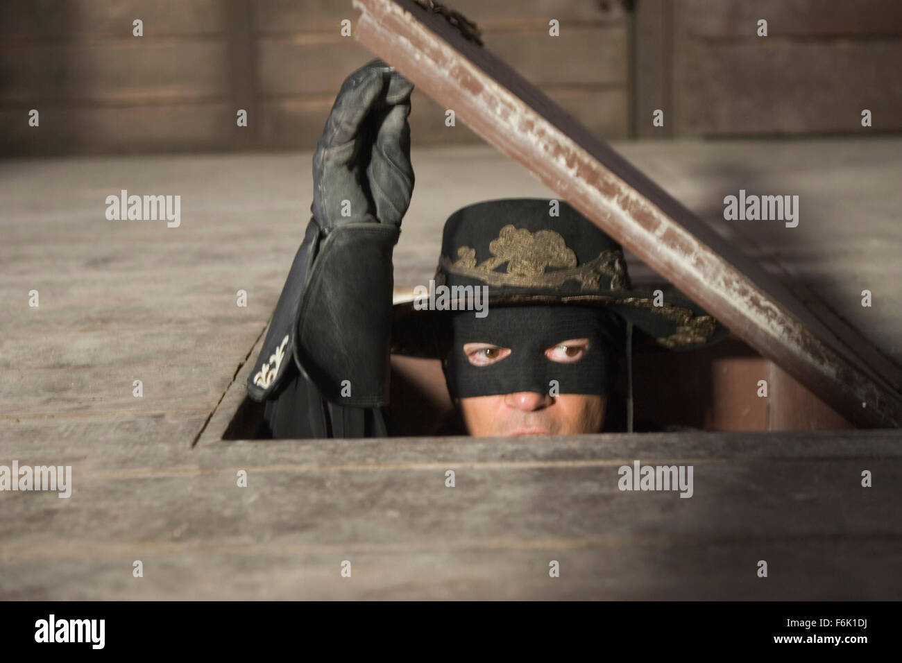 DATE DE SORTIE : Octobre 28, 2005 TITRE DE FILM : La Légende de Zorro STUDIO : Columbia Pictures PLOT : Le légendaire Zorro va au loin sur une autre aventure de protéger l'avenir de la Californie et de ses citoyens. Cette fois, il lutte contre les méchants avec l'aide de sa belle épouse, Elena, et leur jeune fils précoce, Joaquin. Alejandro De LaVega est déchiré entre deux mondes, sa vie comme Zorro et sa vie comme un homme de famille. Réalisé par Martin Campbell. Photo : Antonio Banderas comme Zorro. (Crédit Image : c Columbia Pictures/photos) Banque D'Images