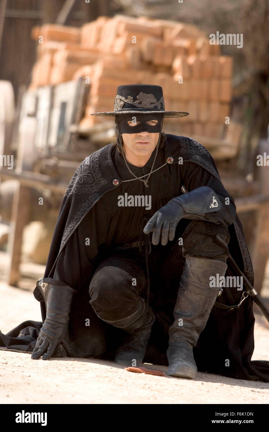 DATE DE SORTIE : Octobre 28, 2005 TITRE DE FILM : La Légende de Zorro STUDIO : Columbia Pictures PLOT : Le légendaire Zorro va au loin sur une autre aventure de protéger l'avenir de la Californie et de ses citoyens. Cette fois, il lutte contre les méchants avec l'aide de sa belle épouse, Elena, et leur jeune fils précoce, Joaquin. Alejandro De LaVega est déchiré entre deux mondes, sa vie comme Zorro et sa vie comme un homme de famille. Réalisé par Martin Campbell. Photo : Antonio Banderas comme Zorro. (Crédit Image : c Columbia Pictures/photos) Banque D'Images