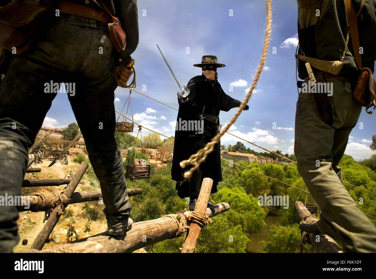 DATE DE SORTIE : Octobre 28, 2005 TITRE DE FILM : La Légende de Zorro STUDIO : Columbia Pictures PLOT : Le légendaire Zorro va au loin sur une autre aventure de protéger l'avenir de la Californie et de ses citoyens. Cette fois, il lutte contre les méchants avec l'aide de sa belle épouse, Elena, et leur jeune fils précoce, Joaquin. Alejandro De LaVega est déchiré entre deux mondes, sa vie comme Zorro et sa vie comme un homme de famille. Réalisé par Martin Campbell. Photo : Antonio Banderas comme Zorro. (Crédit Image : c Columbia Pictures/photos) Banque D'Images