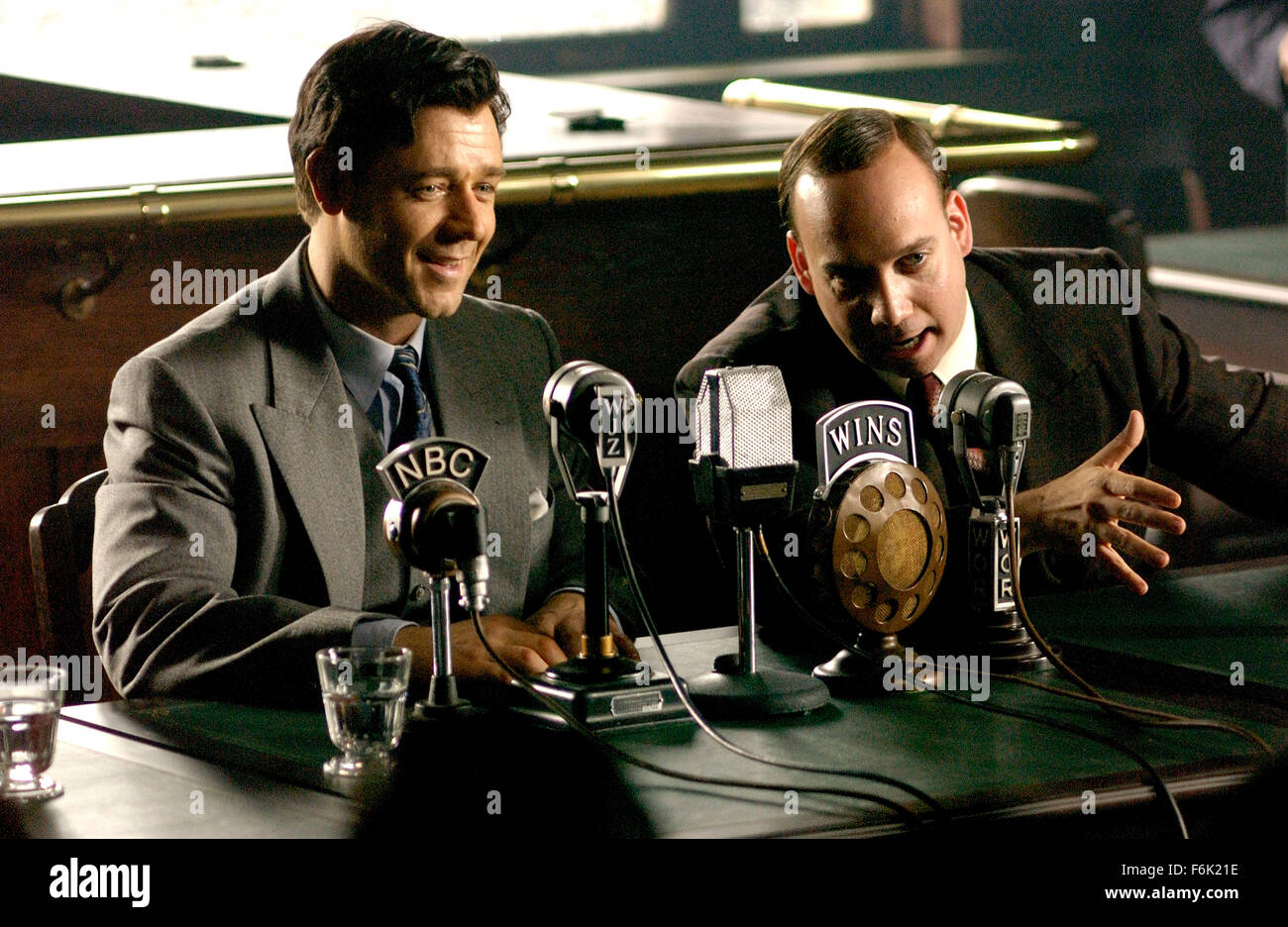 DATE DE SORTIE : 3 juin 2005. Titre du film : Cinderella Man. STUDIO : Universal Pictures. Résumé : L'histoire de James Braddock, un soi-disant échoués boxeur qui est revenu à devenir un champion et une inspiration dans les années 30. Sur la photo : Russell Crowe dépeint Jim Braddock et Paul Giamatti fidèlement de longue date de Braddock manager. Banque D'Images