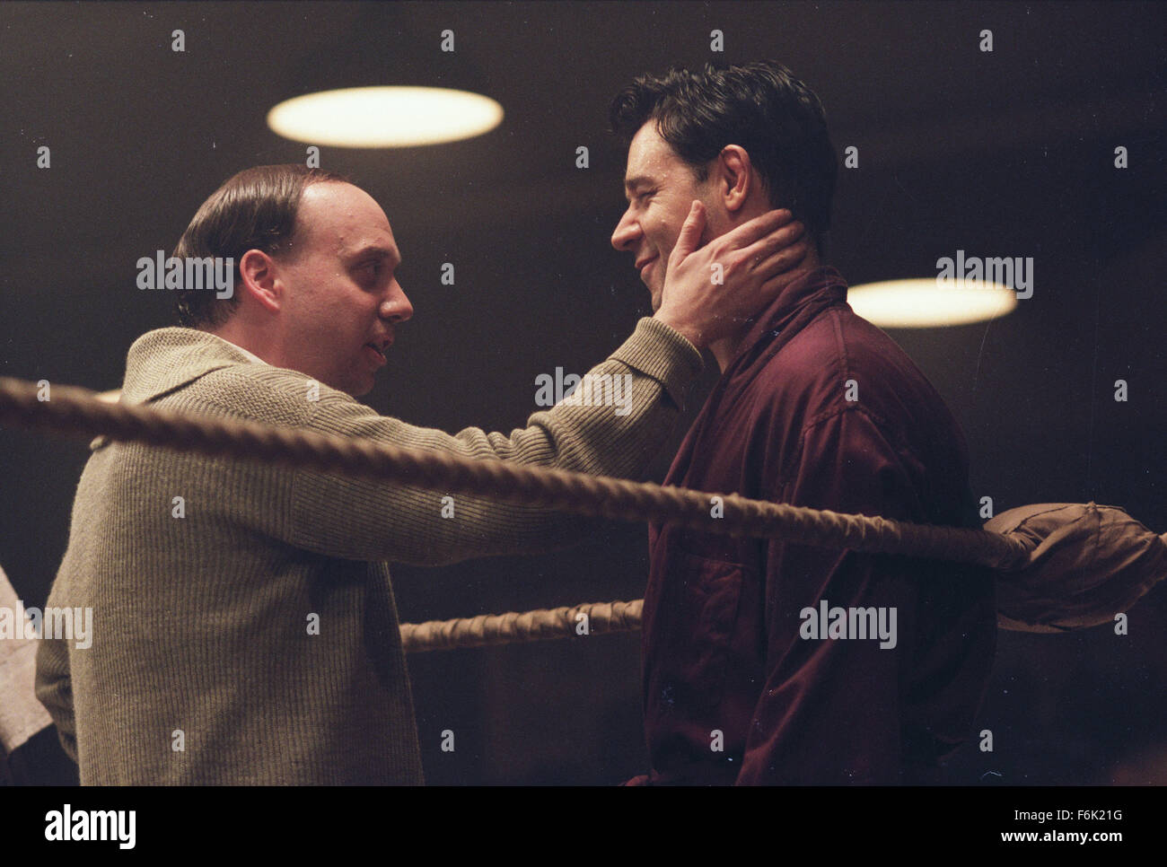 DATE DE SORTIE : 3 juin 2005. Titre du film : Cinderella Man. STUDIO : Universal Pictures. Résumé : L'histoire de James Braddock, un soi-disant échoués boxeur qui est revenu à devenir un champion et une inspiration dans les années 30. Sur la photo : Russell Crowe dépeint Jim Braddock et Paul Giamatti fidèlement de longue date de Braddock manager. Banque D'Images