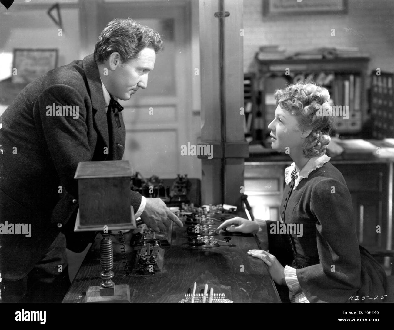 Publié : 10 mai 1940 - Film Original Title : Edison, l'homme. Sur la photo : Spencer Tracy, RITA JOHNSON. Banque D'Images