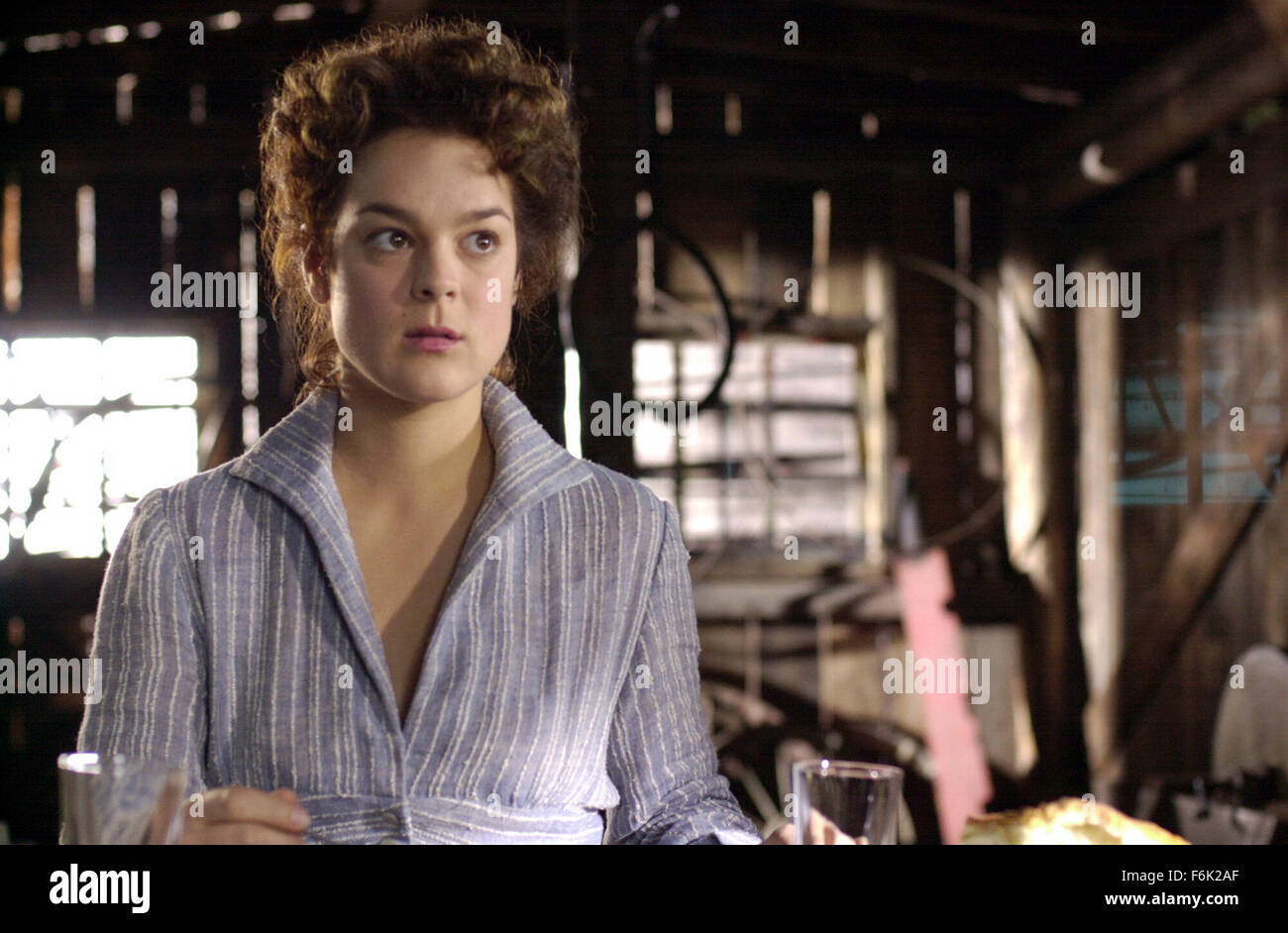 DATE DE SORTIE : 2005. Titre du film : Aurore. STUDIO : CinŽmaginaire Inc. Résumé : Après la mort soudaine de sa mère, Aurore Gagnon est maltraitée par sa belle-mère perturbée que sa ville reste dans le silence suivi de sa mort. Basé sur une histoire vraie. Photo : HÉLÈNE BOURGEOIS LECLERC comme Marie-Anne Gagnon. Banque D'Images