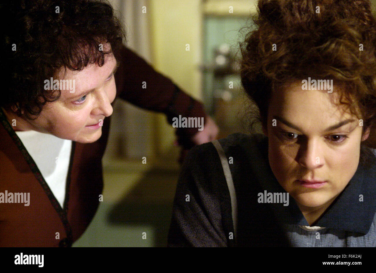 DATE DE SORTIE : 2005. Titre du film : Aurore. STUDIO : CinŽmaginaire Inc. Résumé : Après la mort soudaine de sa mère, Aurore Gagnon est maltraitée par sa belle-mère perturbée que sa ville reste dans le silence suivi de sa mort. Basé sur une histoire vraie. Sur la photo : Francine Ruel comme Marie Lemay et Hélène BOURGEOIS LECLERC comme Marie-Anne Gagnon. Banque D'Images