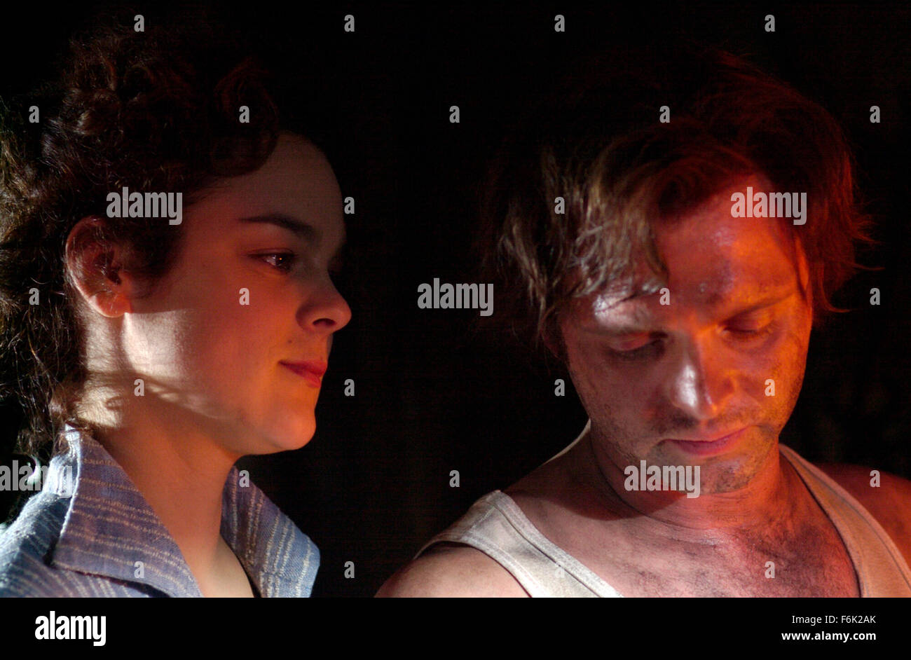 DATE DE SORTIE : 2005. Titre du film : Aurore. STUDIO : CinŽmaginaire Inc. Résumé : Après la mort soudaine de sa mère, Aurore Gagnon est maltraitée par sa belle-mère perturbée que sa ville reste dans le silence suivi de sa mort. Basé sur une histoire vraie. Photo : HÉLÈNE BOURGEOIS LECLERC comme Marie-Anne Gagnon et SERGE POSTIGO que Télesphore Gagnon. Banque D'Images