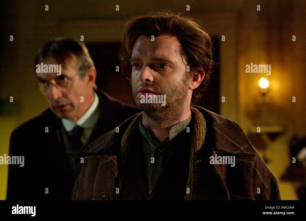 DATE DE SORTIE : 2005. Titre du film : Aurore. STUDIO : CinŽmaginaire Inc. Résumé : Après la mort soudaine de sa mère, Aurore Gagnon est maltraitée par sa belle-mère perturbée que sa ville reste dans le silence suivi de sa mort. Basé sur une histoire vraie. Sur la photo : Gaston Lepage comme Alphonse Chandonnet et SERGE POSTIGO que Télesphore Gagnon. Banque D'Images