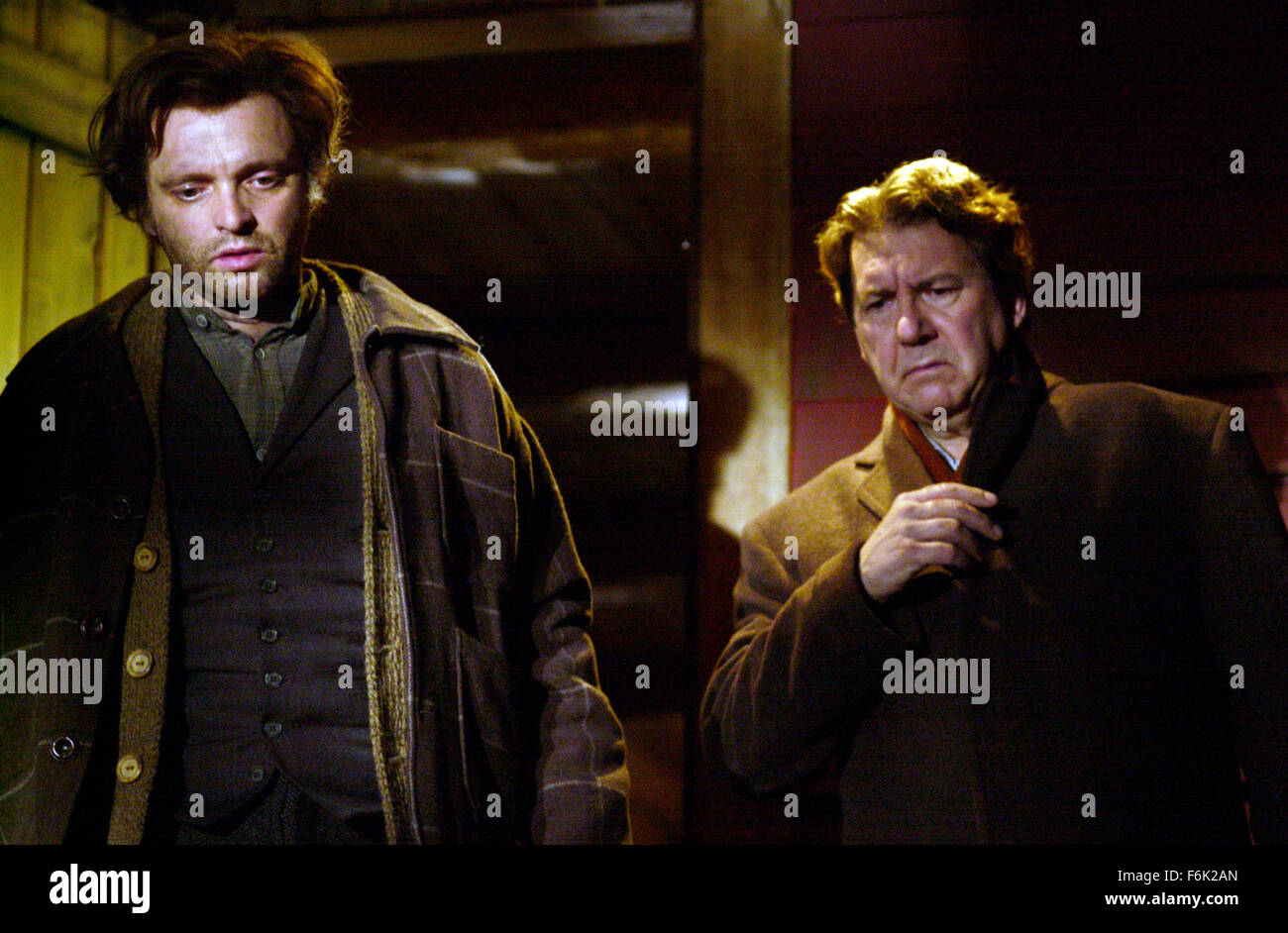 DATE DE SORTIE : 2005. Titre du film : Aurore. STUDIO : CinŽmaginaire Inc. Résumé : Après la mort soudaine de sa mère, Aurore Gagnon est maltraitée par sa belle-mère perturbée que sa ville reste dans le silence suivi de sa mort. Basé sur une histoire vraie. Photo : SERGE POSTIGO que Télesphore Gagnon et Rémy Girard comme Oreus Mailhot. Banque D'Images