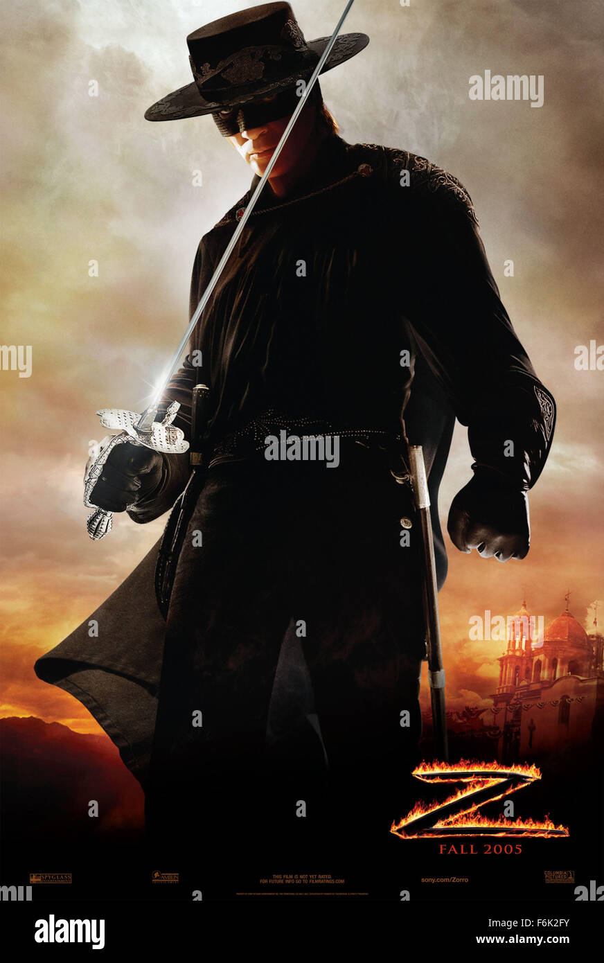 DATE DE SORTIE : Octobre 28, 2005 TITRE DE FILM : La Légende de Zorro STUDIO : Columbia Pictures PLOT : Le légendaire Zorro va au loin sur une autre aventure de protéger l'avenir de la Californie et de ses citoyens. Cette fois, il lutte contre les méchants avec l'aide de sa belle épouse, Elena, et leur jeune fils précoce, Joaquin. Alejandro De LaVega est déchiré entre deux mondes, sa vie comme Zorro et sa vie comme un homme de famille. Réalisé par Martin Campbell. Sur la photo : affiche de film d'art. (Crédit Image : c Columbia Pictures/photos) Banque D'Images