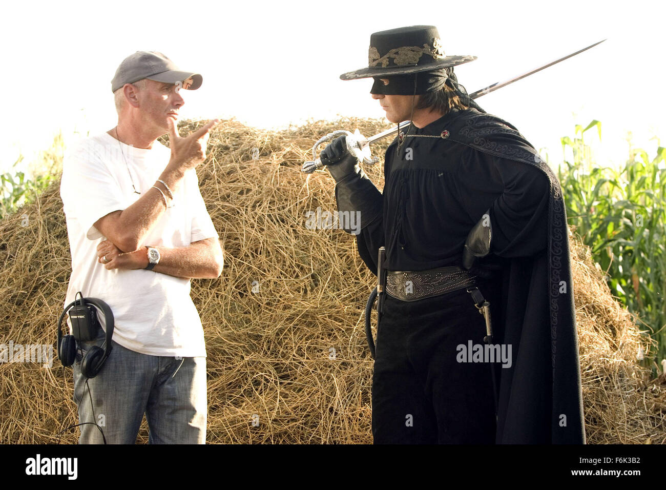 DATE DE SORTIE : Octobre 28, 2005 TITRE DE FILM : La Légende de Zorro STUDIO : Columbia Pictures PLOT : Le légendaire Zorro va au loin sur une autre aventure de protéger l'avenir de la Californie et de ses citoyens. Cette fois, il lutte contre les méchants avec l'aide de sa belle épouse, Elena, et leur jeune fils précoce, Joaquin. Alejandro De LaVega est déchiré entre deux mondes, sa vie comme Zorro et sa vie comme un homme de famille. Réalisé par Martin Campbell. Directeur photo : MARTIN CAMPBELL derrière la scène d'action aventure 'Légende de Zorro' avec star Antonio Banderas. (Crédit Image : Colonne c Banque D'Images