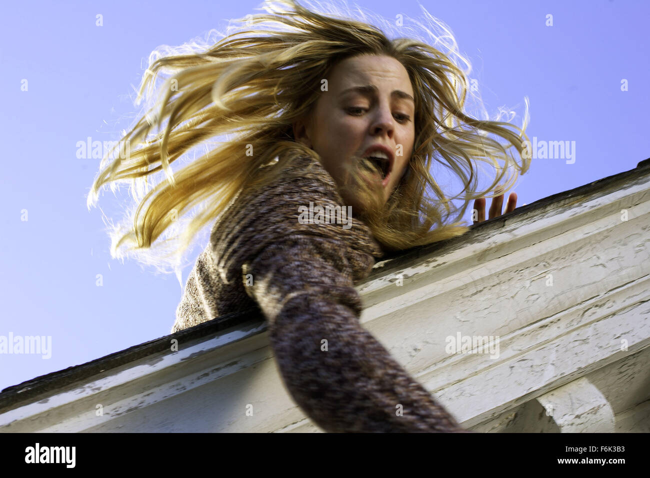 DATE DE SORTIE : 15 avril 2005 TITRE DU FILM : the guilty STUDIO : MGM RÉSUMÉ : George et Kathy Lutz et ses trois enfants emménagent dans une maison qui a été le lieu d'un meurtre horrible d'un an avant. Ils décident de garder la maison et essayer de maintenir l'horreur dans le passé. C'est jusqu'à ce que, George commence à se comporter bizarrement et leur fille, Chelsea commence à voir des gens. Ce qui suit est de 28 jours de terreur pour la famille. Réalisé par Andrew Douglas. Sur la photo : MELISSA GEORGE comme Kathy Lutz. (Crédit Image : c MGM/photos) Banque D'Images