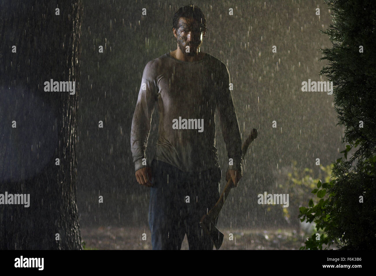 DATE DE SORTIE : 15 avril 2005 TITRE DU FILM : the guilty STUDIO : MGM RÉSUMÉ : George et Kathy Lutz et ses trois enfants emménagent dans une maison qui a été le lieu d'un meurtre horrible d'un an avant. Ils décident de garder la maison et essayer de maintenir l'horreur dans le passé. C'est jusqu'à ce que, George commence à se comporter bizarrement et leur fille, Chelsea commence à voir des gens. Ce qui suit est de 28 jours de terreur pour la famille. Réalisé par Andrew Douglas. Sur la photo : RYAN REYNOLDS comme George Lutz. (Crédit Image : c MGM/photos) Banque D'Images