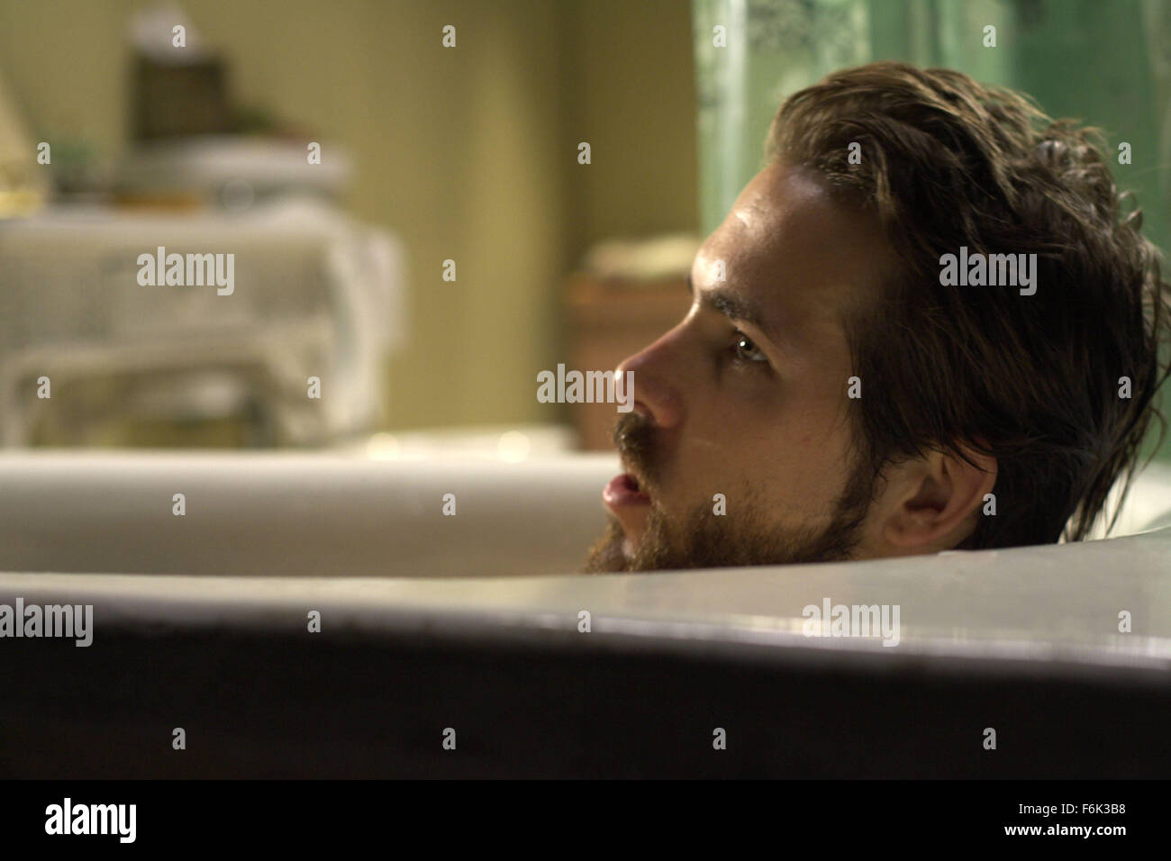 DATE DE SORTIE : 15 avril 2005 TITRE DU FILM : the guilty STUDIO : MGM RÉSUMÉ : George et Kathy Lutz et ses trois enfants emménagent dans une maison qui a été le lieu d'un meurtre horrible d'un an avant. Ils décident de garder la maison et essayer de maintenir l'horreur dans le passé. C'est jusqu'à ce que, George commence à se comporter bizarrement et leur fille, Chelsea commence à voir des gens. Ce qui suit est de 28 jours de terreur pour la famille. Réalisé par Andrew Douglas. Sur la photo : RYAN REYNOLDS comme George Lutz. (Crédit Image : c MGM/photos) Banque D'Images