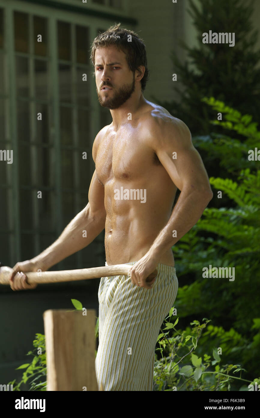 DATE DE SORTIE : 15 avril 2005 TITRE DU FILM : the guilty STUDIO : MGM RÉSUMÉ : George et Kathy Lutz et ses trois enfants emménagent dans une maison qui a été le lieu d'un meurtre horrible d'un an avant. Ils décident de garder la maison et essayer de maintenir l'horreur dans le passé. C'est jusqu'à ce que, George commence à se comporter bizarrement et leur fille, Chelsea commence à voir des gens. Ce qui suit est de 28 jours de terreur pour la famille. Réalisé par Andrew Douglas. Sur la photo : RYAN REYNOLDS comme George Lutz. (Crédit Image : c MGM/photos) Banque D'Images