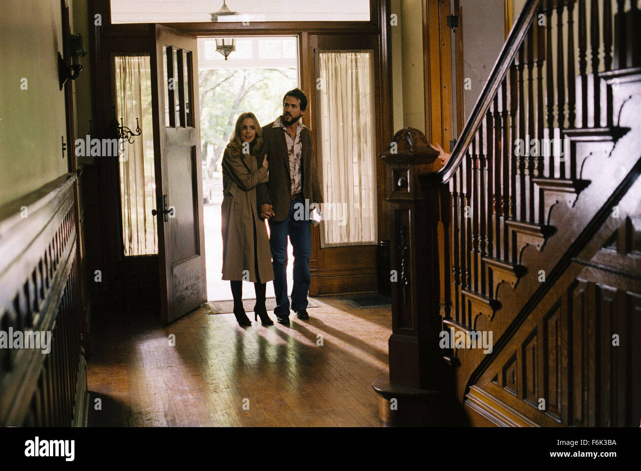 DATE DE SORTIE : 15 avril 2005 TITRE DU FILM : the guilty STUDIO : MGM RÉSUMÉ : George et Kathy Lutz et ses trois enfants emménagent dans une maison qui a été le lieu d'un meurtre horrible d'un an avant. Ils décident de garder la maison et essayer de maintenir l'horreur dans le passé. C'est jusqu'à ce que, George commence à se comporter bizarrement et leur fille, Chelsea commence à voir des gens. Ce qui suit est de 28 jours de terreur pour la famille. Réalisé par Andrew Douglas. Sur la photo : RYAN REYNOLDS comme George Lutz et MELISSA GEORGE comme Kathy Lutz. (Crédit Image : c MGM/photos) Banque D'Images