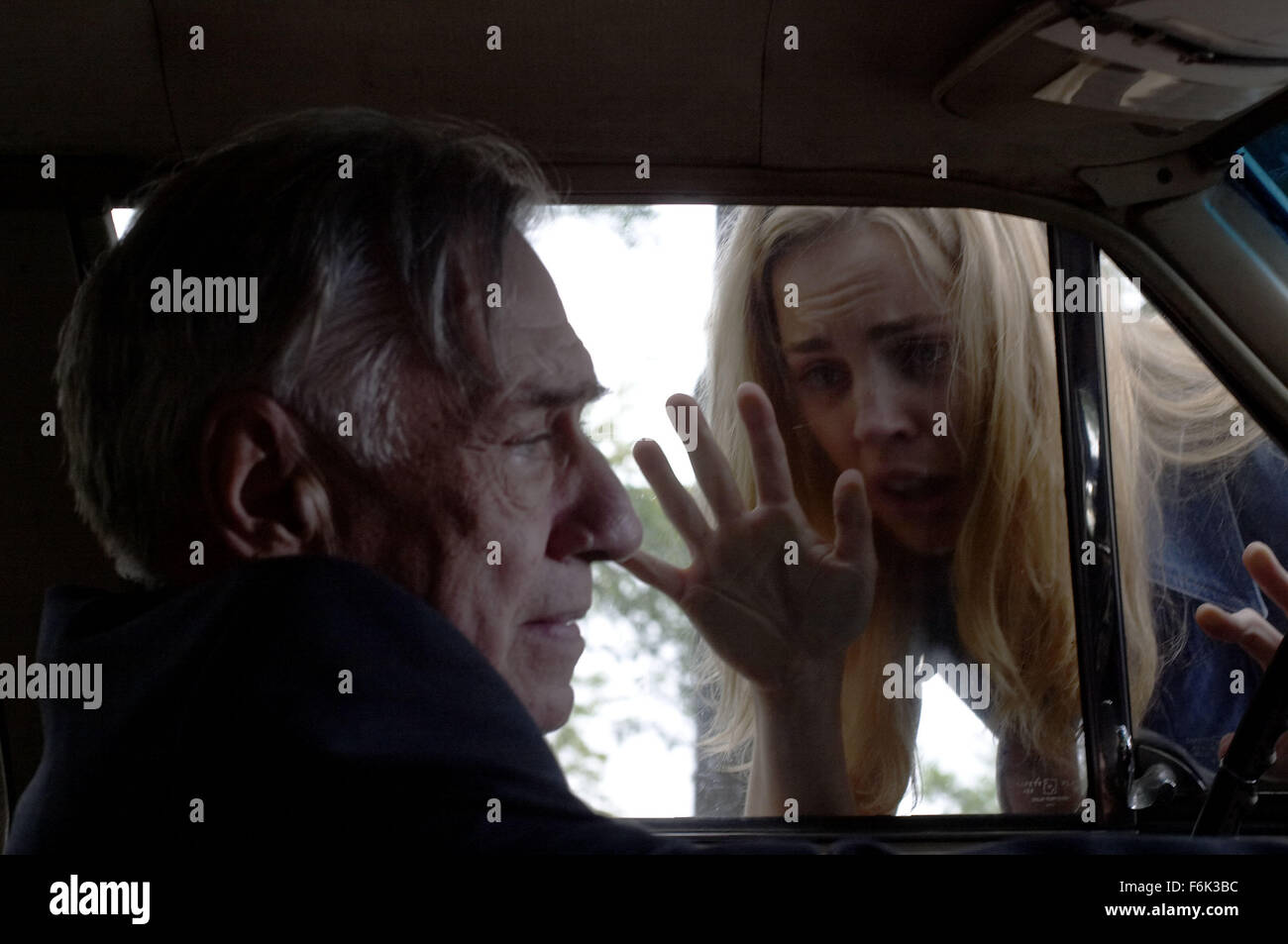 DATE DE SORTIE : 15 avril 2005 TITRE DU FILM : the guilty STUDIO : MGM RÉSUMÉ : George et Kathy Lutz et ses trois enfants emménagent dans une maison qui a été le lieu d'un meurtre horrible d'un an avant. Ils décident de garder la maison et essayer de maintenir l'horreur dans le passé. C'est jusqu'à ce que, George commence à se comporter bizarrement et leur fille, Chelsea commence à voir des gens. Ce qui suit est de 28 jours de terreur pour la famille. Réalisé par Andrew Douglas. Sur la photo : PHILIP BAKER HALL comme père McNamara et MELISSA GEORGE comme Kathy Lutz. (Crédit Image : c MGM/photos/ Banque D'Images