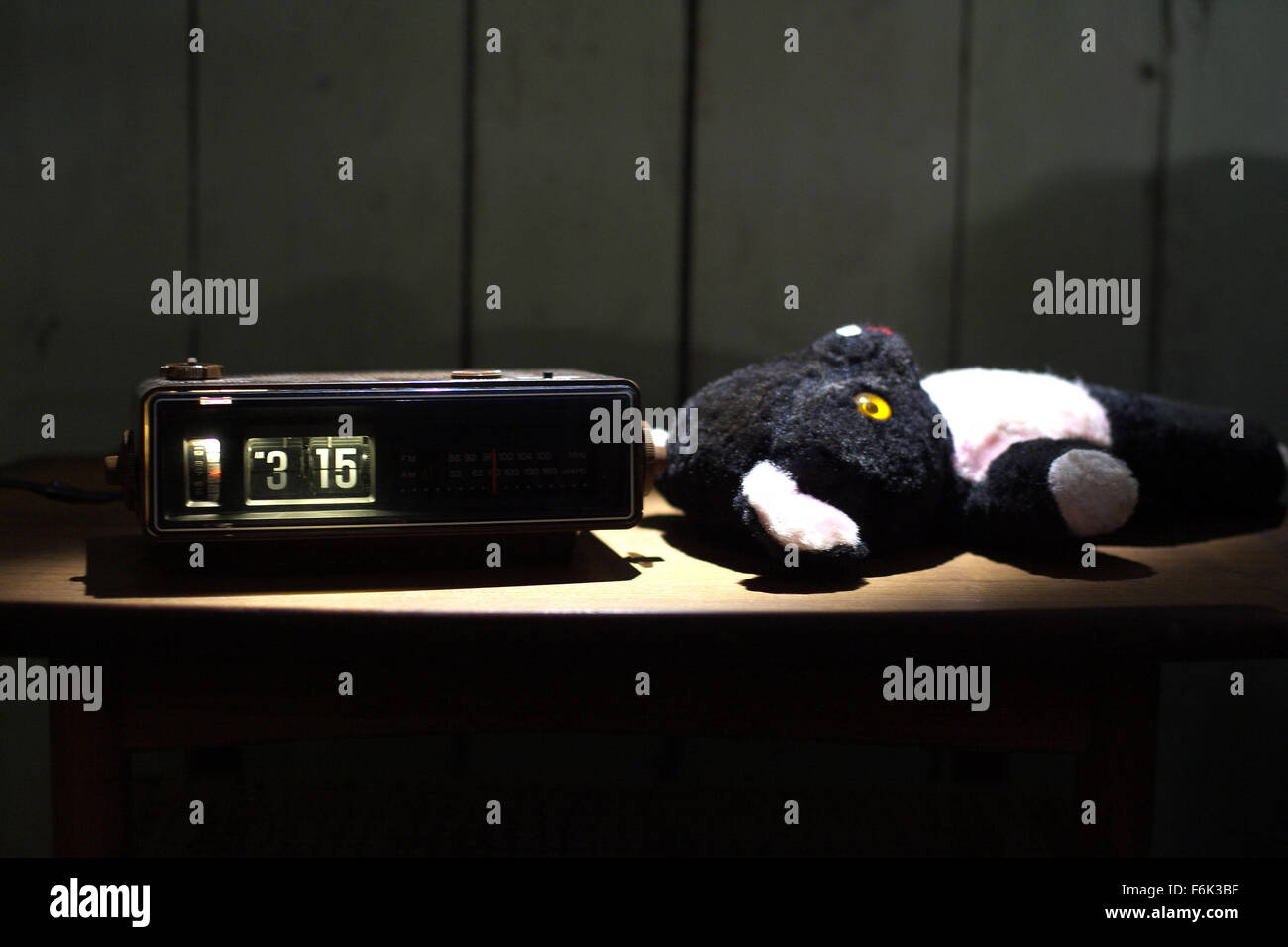 DATE DE SORTIE : 15 avril 2005 TITRE DU FILM : the guilty STUDIO : MGM RÉSUMÉ : George et Kathy Lutz et ses trois enfants emménagent dans une maison qui a été le lieu d'un meurtre horrible d'un an avant. Ils décident de garder la maison et essayer de maintenir l'horreur dans le passé. C'est jusqu'à ce que, George commence à se comporter bizarrement et leur fille, Chelsea commence à voir des gens. Ce qui suit est de 28 jours de terreur pour la famille. Réalisé par Andrew Douglas. Sur la photo : Scène du film. (Crédit Image : c MGM/photos) Banque D'Images