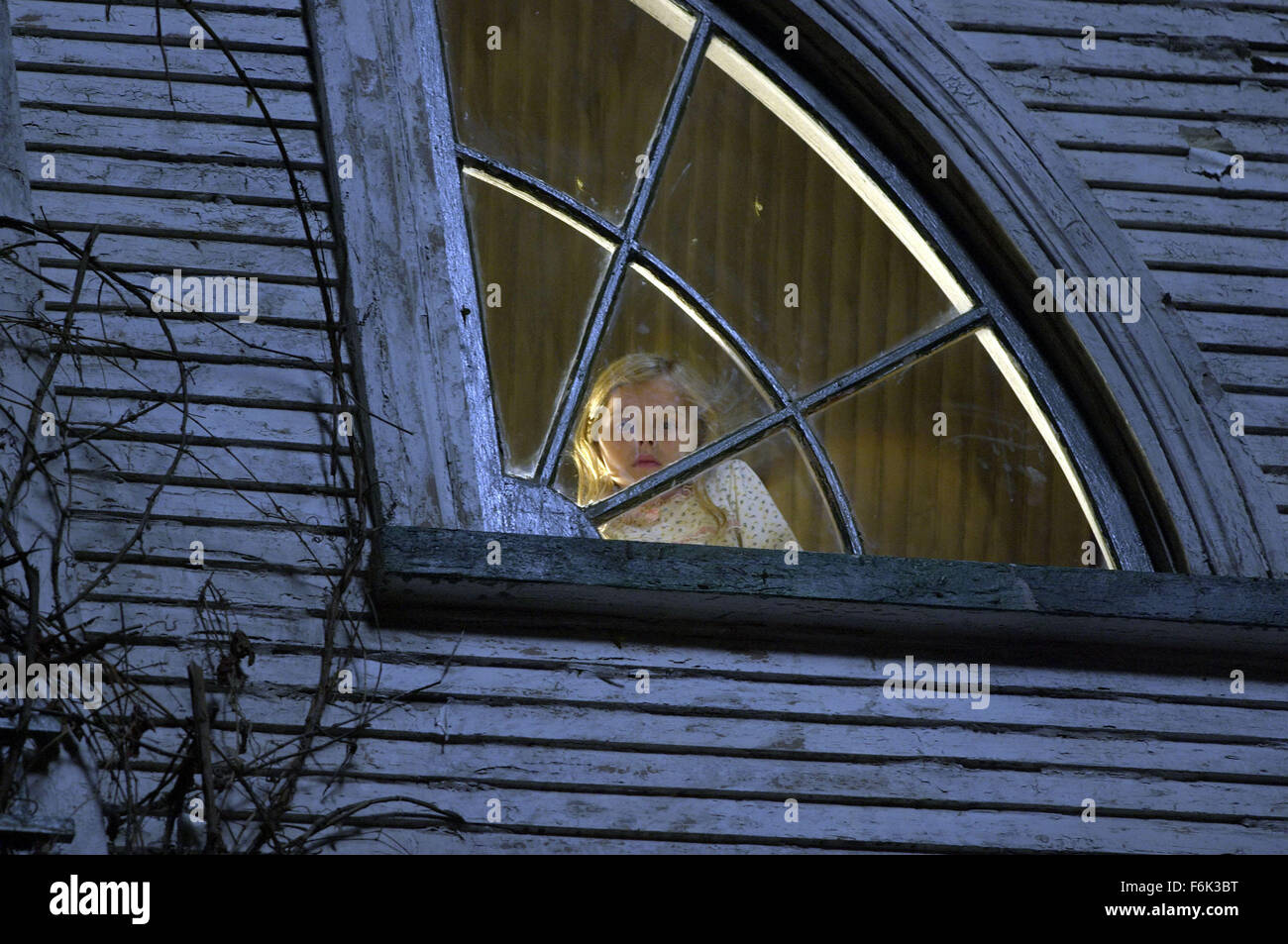 DATE DE SORTIE : 15 avril 2005 TITRE DU FILM : the guilty STUDIO : MGM RÉSUMÉ : George et Kathy Lutz et ses trois enfants emménagent dans une maison qui a été le lieu d'un meurtre horrible d'un an avant. Ils décident de garder la maison et essayer de maintenir l'horreur dans le passé. C'est jusqu'à ce que, George commence à se comporter bizarrement et leur fille, Chelsea commence à voir des gens. Ce qui suit est de 28 jours de terreur pour la famille. Réalisé par Andrew Douglas. CHLOE MORETZ PHOTO : que Chelsea Lutz. (Crédit Image : c MGM/photos) Banque D'Images