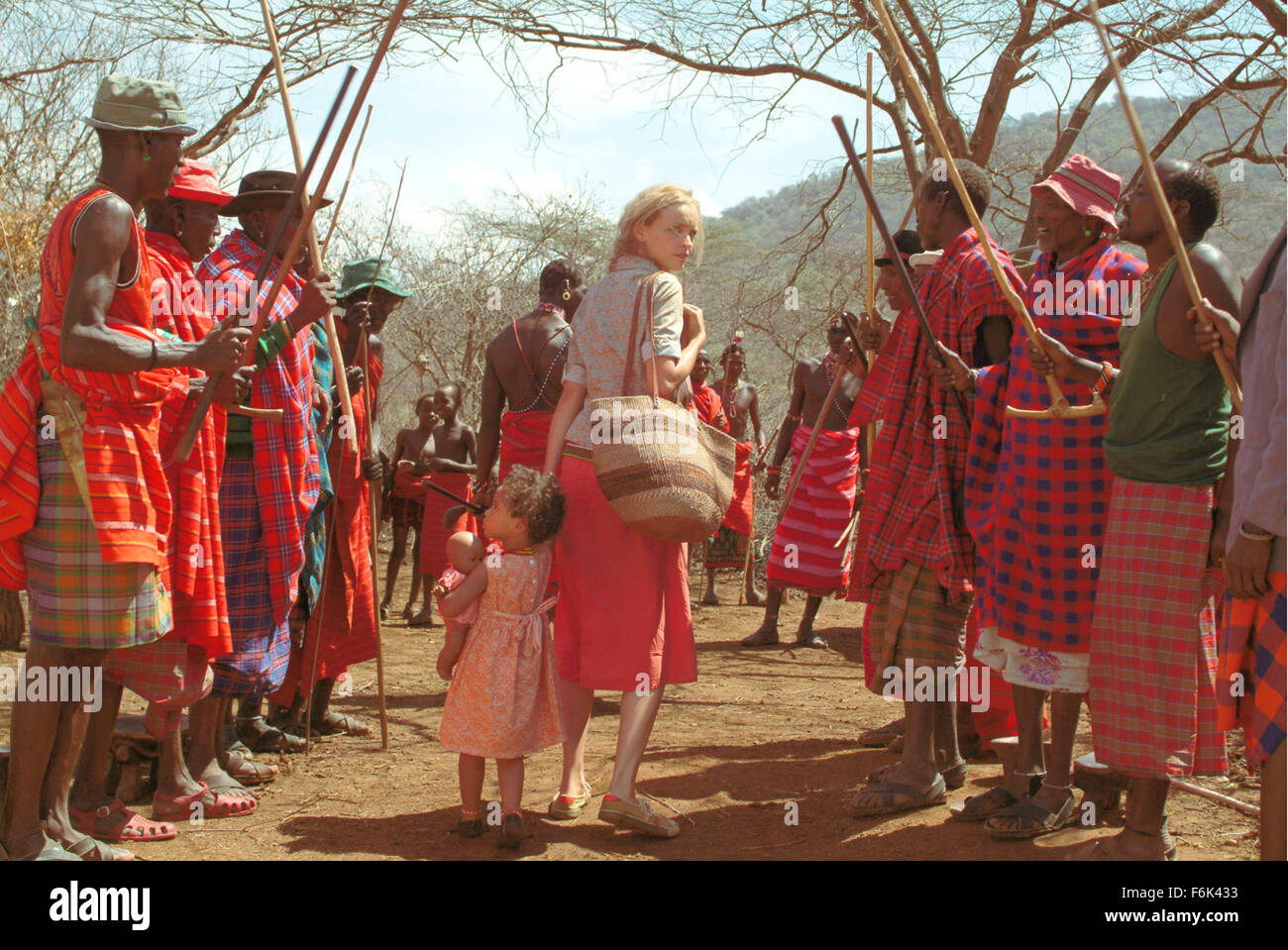 DATE DE SORTIE : Septembre 15, 2005. Titre du film : Die Weisse Massai. STUDIO : Constantin Film Produktion. Terrain:une fille, Carola, dont le congé au Kenya prend un tour intéressant lorsqu'elle s'entiche d'un Masai. Carola décide de quitter son petit ami pour rester avec son amant. Là, elle doit s'adapter à la mode de vie des Masai et de s'habituer à leur nourriture qui comprend le lait mélangé avec du sang. Elle doit aussi faire face à l'attitude de son mari à l'égard des femmes et ce qu'il attend d'une femme. Photo : Nina Hoss comme Carola. Banque D'Images