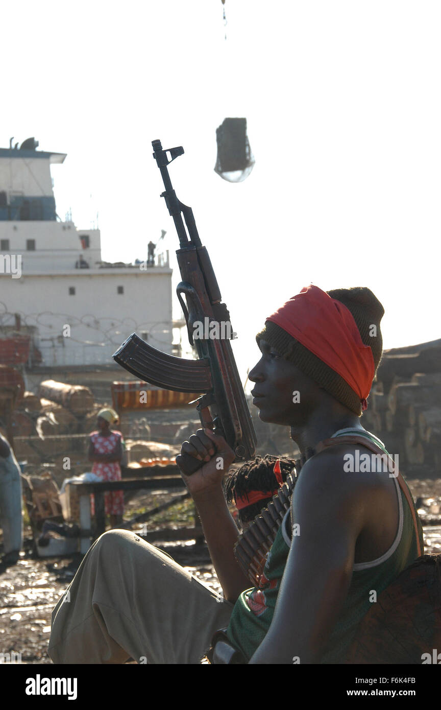 DATE DE SORTIE : Septembre 16, 2005. Titre du film : Seigneur de guerre. STUDIO : Films de Saturne. Résumé : Ce film retrace l'ascension et la chute de Youri Orlov, de ses premiers jours au début des années 1980 dans Little Odessa, vendre des fusils aux gangsters dans son quartier, jusqu'à son ascension à travers la décennie de l'excès et l'indulgence dans le début des années 90, où il forme un partenariat d'affaires avec un seigneur de guerre africain et son fils psychotique. Sur la photo : scène de film. Banque D'Images