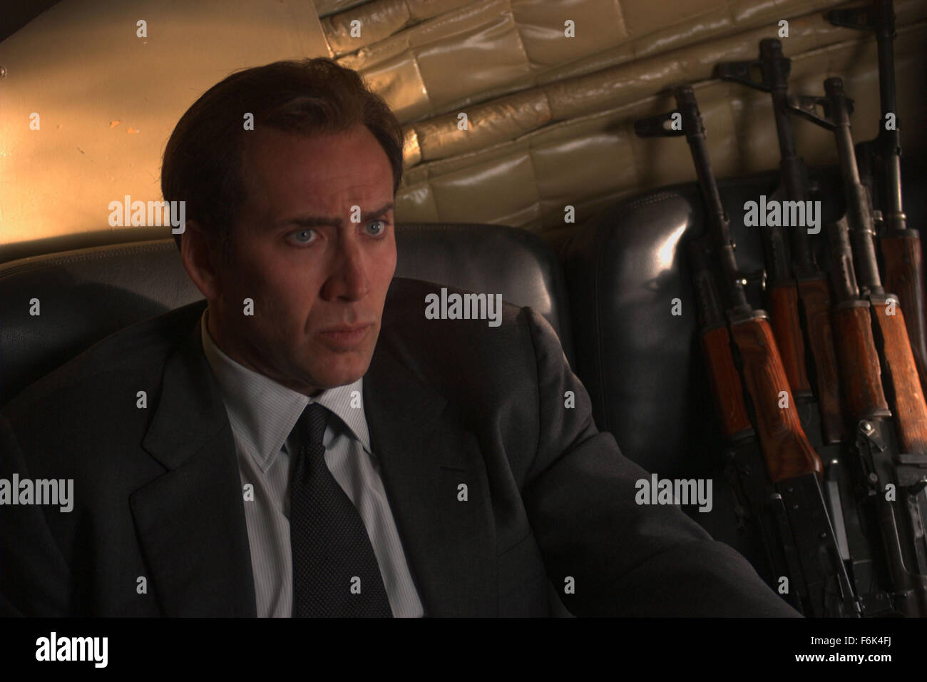 DATE DE SORTIE : Septembre 16, 2005. Titre du film : Seigneur de guerre. STUDIO : Films de Saturne. Résumé : Ce film retrace l'ascension et la chute de Youri Orlov, de ses premiers jours au début des années 1980 dans Little Odessa, vendre des fusils aux gangsters dans son quartier, jusqu'à son ascension à travers la décennie de l'excès et l'indulgence dans le début des années 90, où il forme un partenariat d'affaires avec un seigneur de guerre africain et son fils psychotique. Photo : NICOLAS CAGE comme Youri Orlov. Banque D'Images