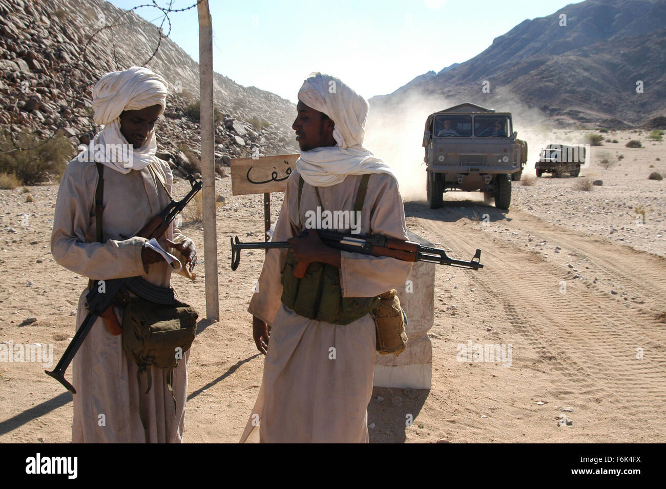 DATE DE SORTIE : Septembre 16, 2005. Titre du film : Seigneur de guerre. STUDIO : Films de Saturne. Résumé : Ce film retrace l'ascension et la chute de Youri Orlov, de ses premiers jours au début des années 1980 dans Little Odessa, vendre des fusils aux gangsters dans son quartier, jusqu'à son ascension à travers la décennie de l'excès et l'indulgence dans le début des années 90, où il forme un partenariat d'affaires avec un seigneur de guerre africain et son fils psychotique. Sur la photo : scène de film. Banque D'Images