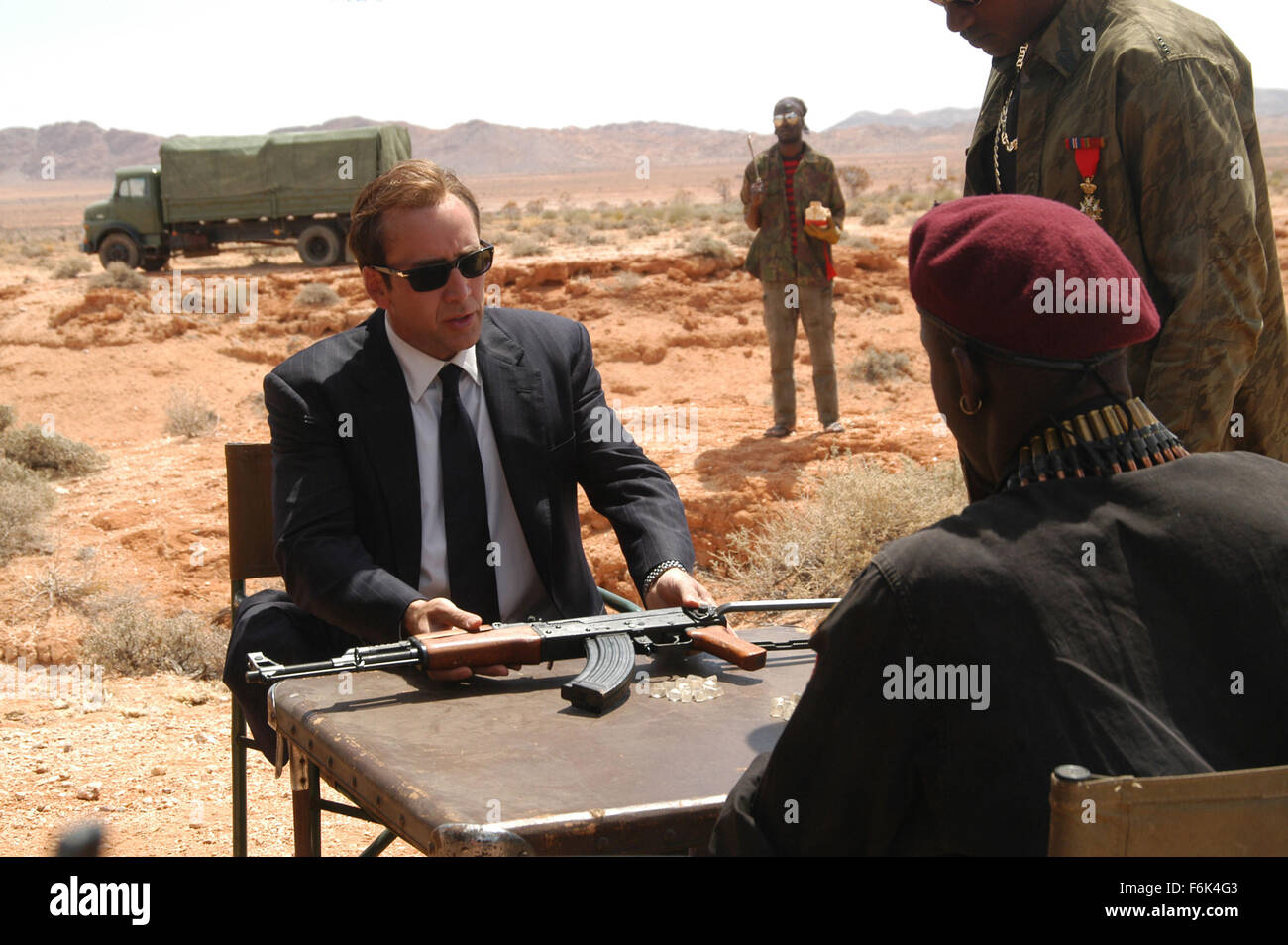 DATE DE SORTIE : Septembre 16, 2005. Titre du film : Seigneur de guerre. STUDIO : Films de Saturne. Résumé : Ce film retrace l'ascension et la chute de Youri Orlov, de ses premiers jours au début des années 1980 dans Little Odessa, vendre des fusils aux gangsters dans son quartier, jusqu'à son ascension à travers la décennie de l'excès et l'indulgence dans le début des années 90, où il forme un partenariat d'affaires avec un seigneur de guerre africain et son fils psychotique. Photo : NICOLAS CAGE comme Youri Orlov. Banque D'Images