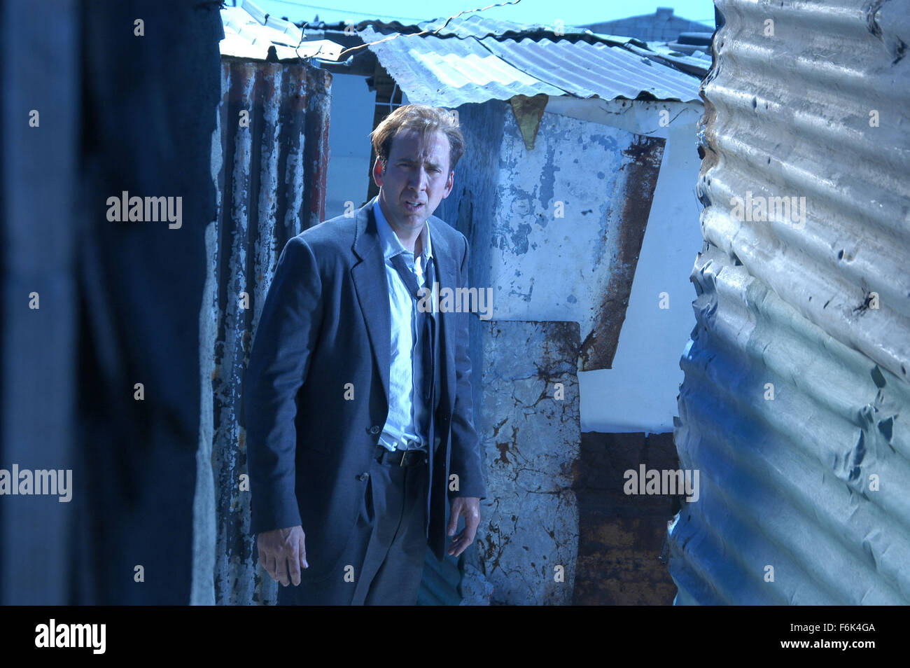 DATE DE SORTIE : Septembre 16, 2005. Titre du film : Seigneur de guerre. STUDIO : Films de Saturne. Résumé : Ce film retrace l'ascension et la chute de Youri Orlov, de ses premiers jours au début des années 1980 dans Little Odessa, vendre des fusils aux gangsters dans son quartier, jusqu'à son ascension à travers la décennie de l'excès et l'indulgence dans le début des années 90, où il forme un partenariat d'affaires avec un seigneur de guerre africain et son fils psychotique. Photo : NICOLAS CAGE comme Youri Orlov. Banque D'Images