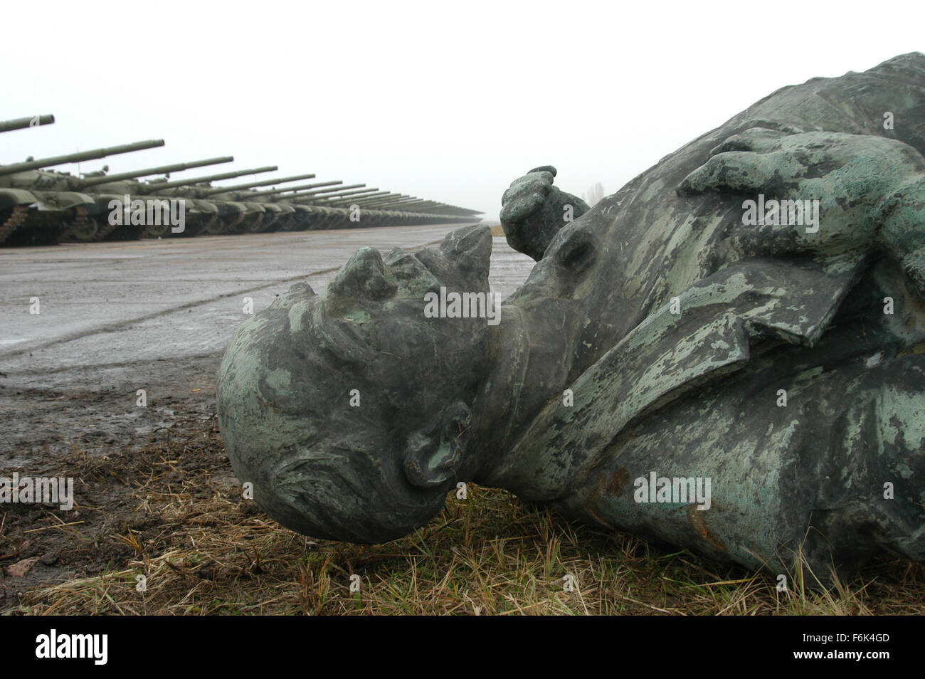 DATE DE SORTIE : Septembre 16, 2005. Titre du film : Seigneur de guerre. STUDIO : Films de Saturne. Résumé : Ce film retrace l'ascension et la chute de Youri Orlov, de ses premiers jours au début des années 1980 dans Little Odessa, vendre des fusils aux gangsters dans son quartier, jusqu'à son ascension à travers la décennie de l'excès et l'indulgence dans le début des années 90, où il forme un partenariat d'affaires avec un seigneur de guerre africain et son fils psychotique. Sur la photo : scène de film. Banque D'Images