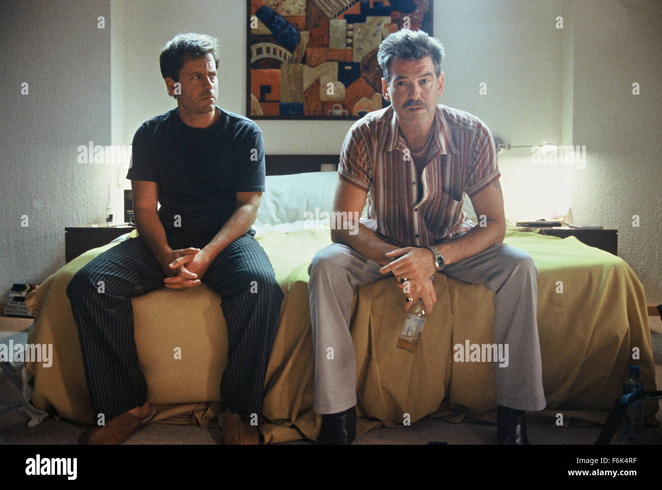 DATE DE SORTIE : Janvier 27, 2006. Titre du film : The Matador. STUDIO : Stratus Film Co. PLOT : une rencontre entre un voyageur de commerce et a lonely hitman déclenche une étrange relation profonde qui provoque chaque d'agir de manière ni n'aurait pu imaginer. Étapes de sort pour former une amitié entre deux hommes de mondes irréconciliables qui change la vie des deux pour toujours. Photo : Greg Kinnear comme Danny Wright et Pierce Brosnan comme Julian Noble. Banque D'Images