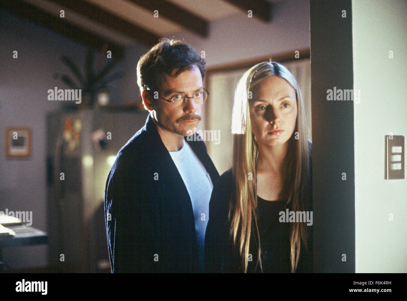 DATE DE SORTIE : Janvier 27, 2006. Titre du film : The Matador. STUDIO : Stratus Film Co. PLOT : une rencontre entre un voyageur de commerce et a lonely hitman déclenche une étrange relation profonde qui provoque chaque d'agir de manière ni n'aurait pu imaginer. Étapes de sort pour former une amitié entre deux hommes de mondes irréconciliables qui change la vie des deux pour toujours. Photo : Greg Kinnear comme Danny Wright et espère que Davis comme Bean. Banque D'Images