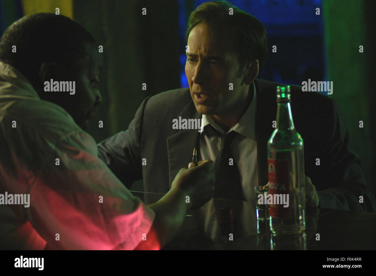 DATE DE SORTIE : 16 septembre 2005. Titre du film : Seigneur de guerre - STUDIO : Lions Gate Films. Résumé : Dans les années 80 dans la région de Little Odessa, l'immigrant ukrainien Youri Orlov décide de changer sa vie économique et devient un bras concessionnaire avec son frère Vitaly Orlov. Photo : NICOLAS CAGE comme Youri Orlov. Banque D'Images