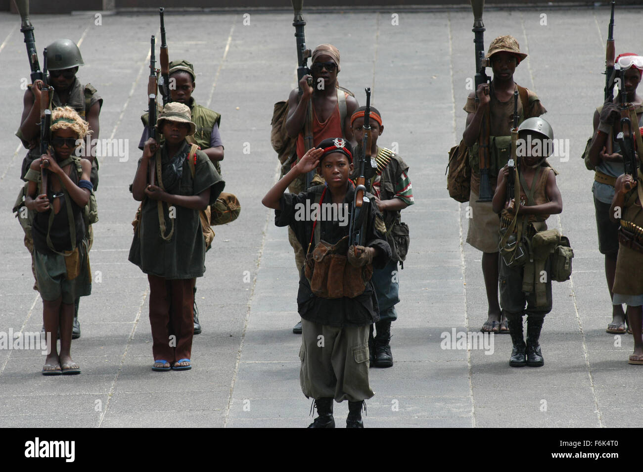 DATE DE SORTIE : Septembre 16, 2005. Titre du film : Seigneur de guerre. STUDIO : Films de Saturne. Résumé : Ce film retrace l'ascension et la chute de Youri Orlov, de ses premiers jours au début des années 1980 dans Little Odessa, vendre des fusils aux gangsters dans son quartier, jusqu'à son ascension à travers la décennie de l'excès et l'indulgence dans le début des années 90, où il forme un partenariat d'affaires avec un seigneur de guerre africain et son fils psychotique. Sur la photo : scène de film. Banque D'Images