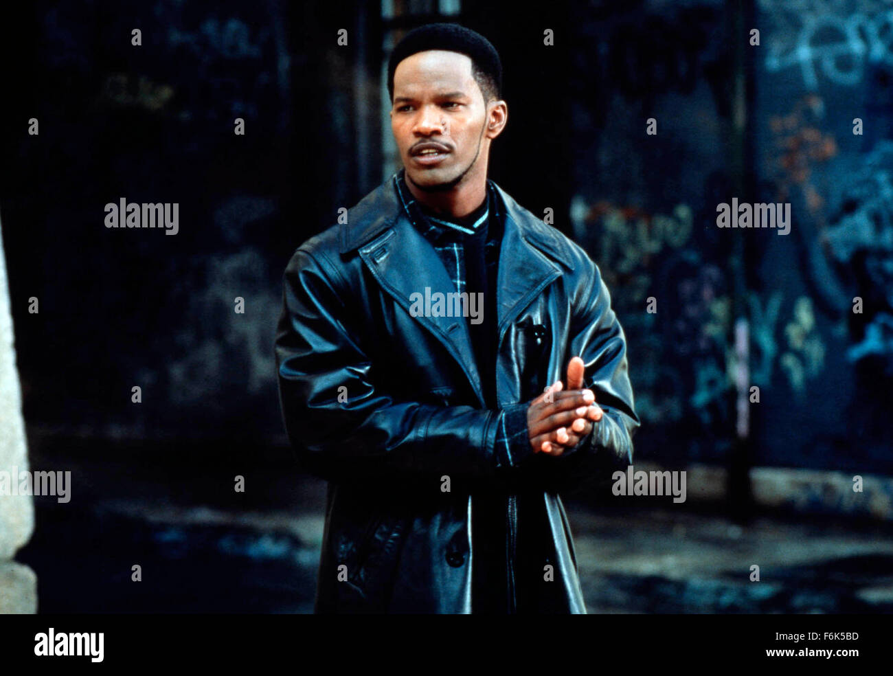 DATE DE SORTIE : Septembre 15, 2000. Titre du film : l'appât. STUDIO : Castle Rock Entertainment. Résumé : à New York, Alvin Sanders est un petit voleur qui vient tout juste d'être transporté dans pour le vol d'un groupe de crevettes (crevettes) à partir d'un restaurant local. Il se retrouve dans une cellule avec John Jaster, la moitié d'une équipe de criminel high-tech c'est juste volé 42 000 000 dollars de l'or de la Réserve fédérale. Se rendant compte qu'il pouvait mourir à tout moment de son aggravation condition cardiaque, Jaster raconte Alvin pour relayer un message cryptique à sa femme sur l'endroit où se trouve l'or caché. Sur la photo : Jamie Foxx comme Alvin Sanders. Banque D'Images