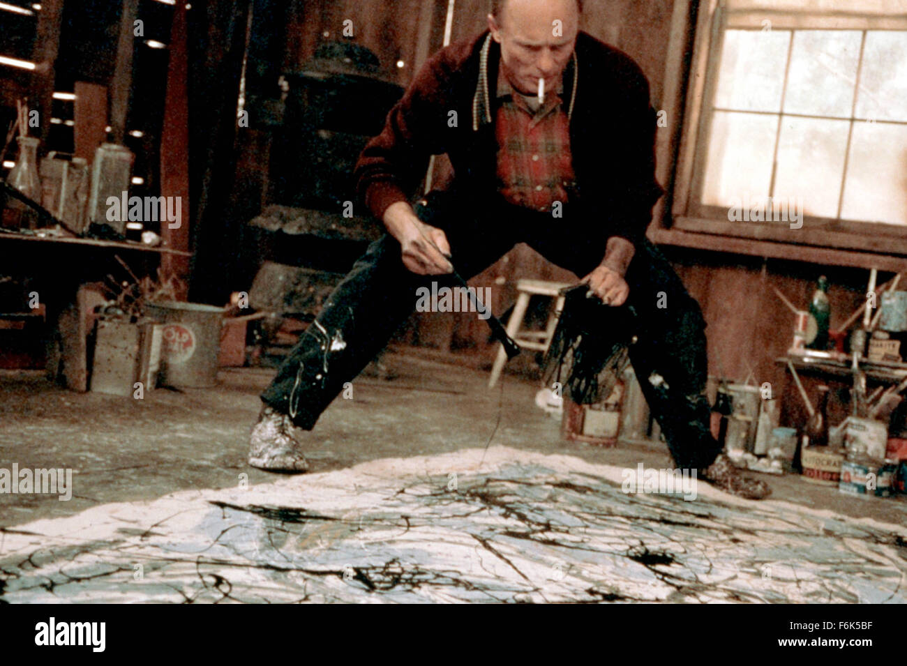 DATE DE SORTIE : Septembre 30, 2000. Titre du film : Pollock. STUDIO : Fred Berner Films. Résumé : À la fin des années 40, l'expressionniste abstrait Jackson Pollock (1912-1956) est en vedette dans le magazine Life. Retour à 1941, il vit avec son frère dans un petit appartement à New York, boit trop, et à l'exposition de peinture à l'occasion des expositions en groupe. C'est quand il rencontre artiste Lee Krasner, qui met sa carrière en veilleuse pour être son compagnon, amant, champion, épouse, et, en substance, gardien. Sur la photo : . Banque D'Images