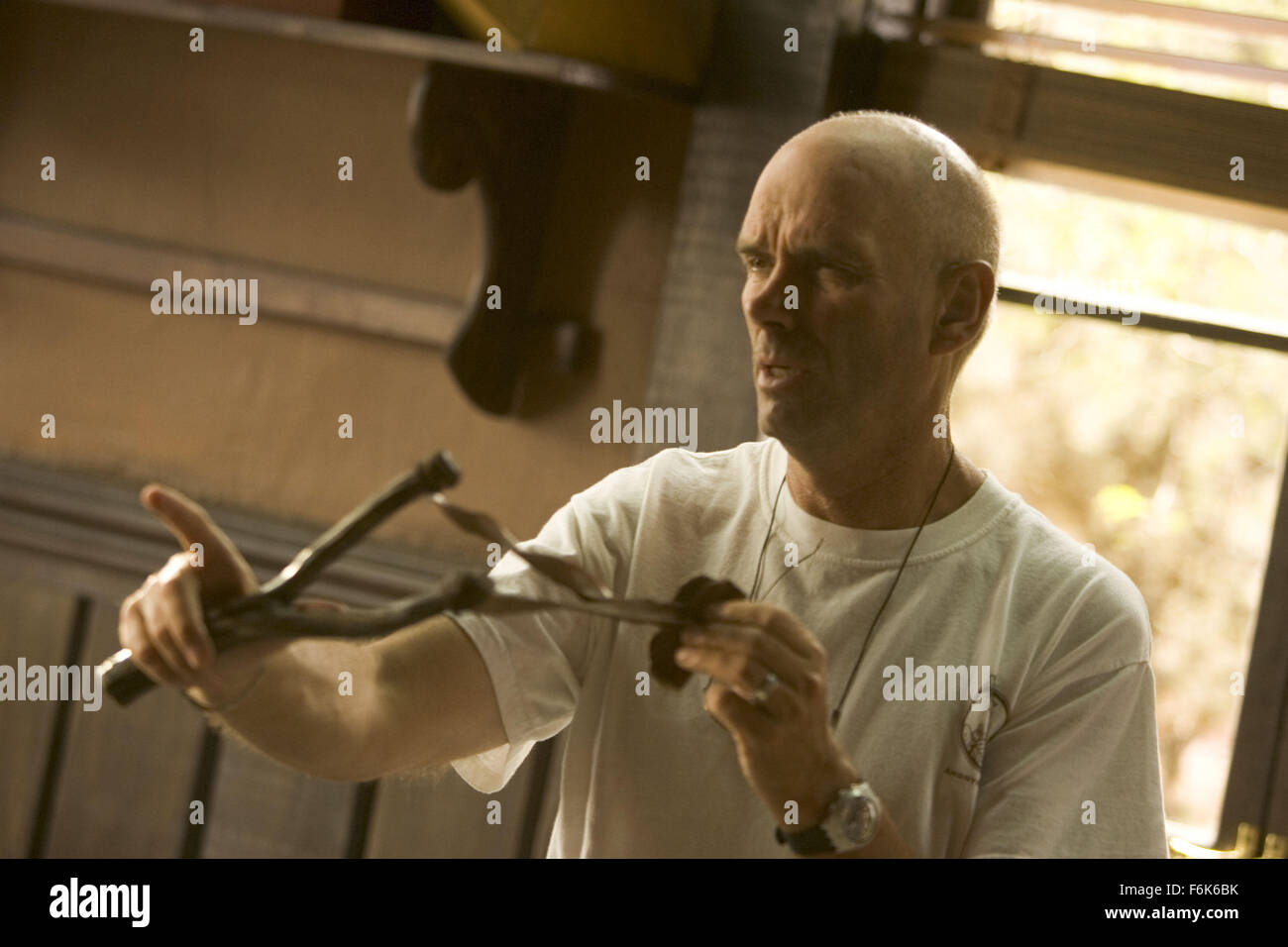 DATE DE SORTIE : Octobre 28, 2005 TITRE DE FILM : La Légende de Zorro STUDIO : Columbia Pictures PLOT : Le légendaire Zorro va au loin sur une autre aventure de protéger l'avenir de la Californie et de ses citoyens. Cette fois, il lutte contre les méchants avec l'aide de sa belle épouse, Elena, et leur jeune fils précoce, Joaquin. Alejandro De LaVega est déchiré entre deux mondes, sa vie comme Zorro et sa vie comme un homme de famille. Réalisé par Martin Campbell. Directeur photo : Martin Campbell sur le plateau. (Crédit Image : c Columbia Pictures/photos) Banque D'Images