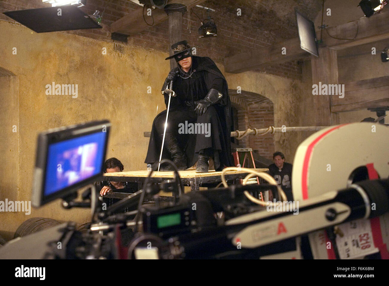 DATE DE SORTIE : Octobre 28, 2005 TITRE DE FILM : La Légende de Zorro STUDIO : Columbia Pictures PLOT : Le légendaire Zorro va au loin sur une autre aventure de protéger l'avenir de la Californie et de ses citoyens. Cette fois, il lutte contre les méchants avec l'aide de sa belle épouse, Elena, et leur jeune fils précoce, Joaquin. Alejandro De LaVega est déchiré entre deux mondes, sa vie comme Zorro et sa vie comme un homme de famille. Réalisé par Martin Campbell. Photo : Antonio Banderas comme Zorro sur le plateau. (Crédit Image : c Columbia Pictures/photos) Banque D'Images