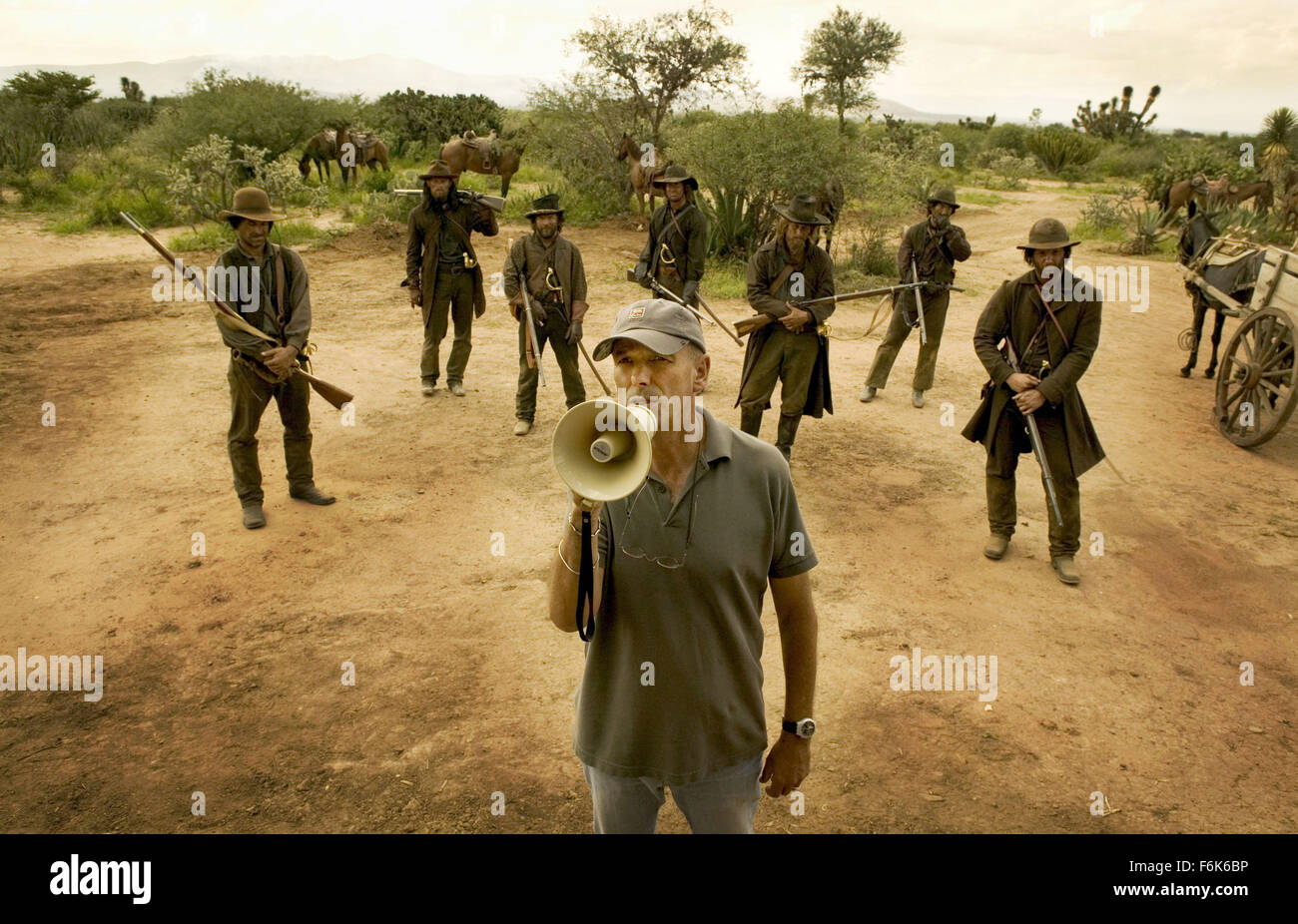 DATE DE SORTIE : Octobre 28, 2005. Titre de film : La Légende de Zorro. STUDIO : Columbia Pictures. Résumé : Le légendaire Zorro va au loin sur une autre aventure de protéger l'avenir de la Californie et de ses citoyens. Cette fois, il lutte contre les méchants avec l'aide de sa belle épouse, Elena, et leur jeune fils précoce, Joaquin. Alejandro De LaVega est déchiré entre deux mondes : sa vie comme Zorro et sa vie comme un homme de famille. Directeur photo : Martin Campbell sur le plateau. Banque D'Images