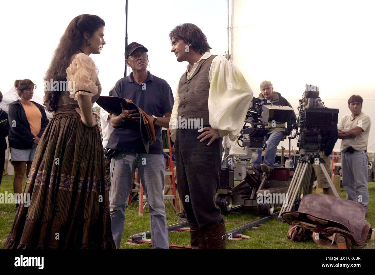 DATE DE SORTIE : Octobre 28, 2005 TITRE DE FILM : La Légende de Zorro STUDIO : Columbia Pictures PLOT : Le légendaire Zorro va au loin sur une autre aventure de protéger l'avenir de la Californie et de ses citoyens. Cette fois, il lutte contre les méchants avec l'aide de sa belle épouse, Elena, et leur jeune fils précoce, Joaquin. Alejandro De LaVega est déchiré entre deux mondes, sa vie comme Zorro et sa vie comme un homme de famille. Réalisé par Martin Campbell. Directeur photo : MARTIN CAMPBELL avec Antonio Banderas comme Don Alejandro de la Vega et CATHERINE ZETA-JONES comme Elena de La Vega sur l'ensemble. Banque D'Images